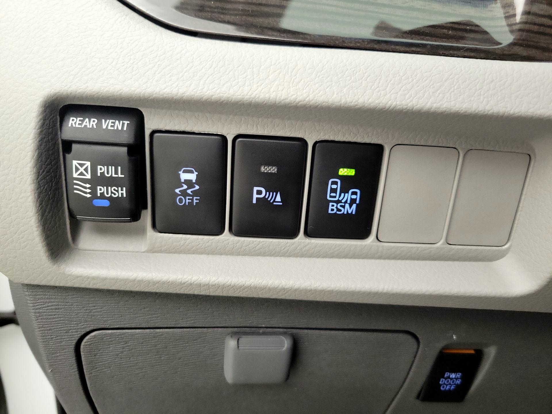 Thumbnail: 2017 Toyota Sienna - 13