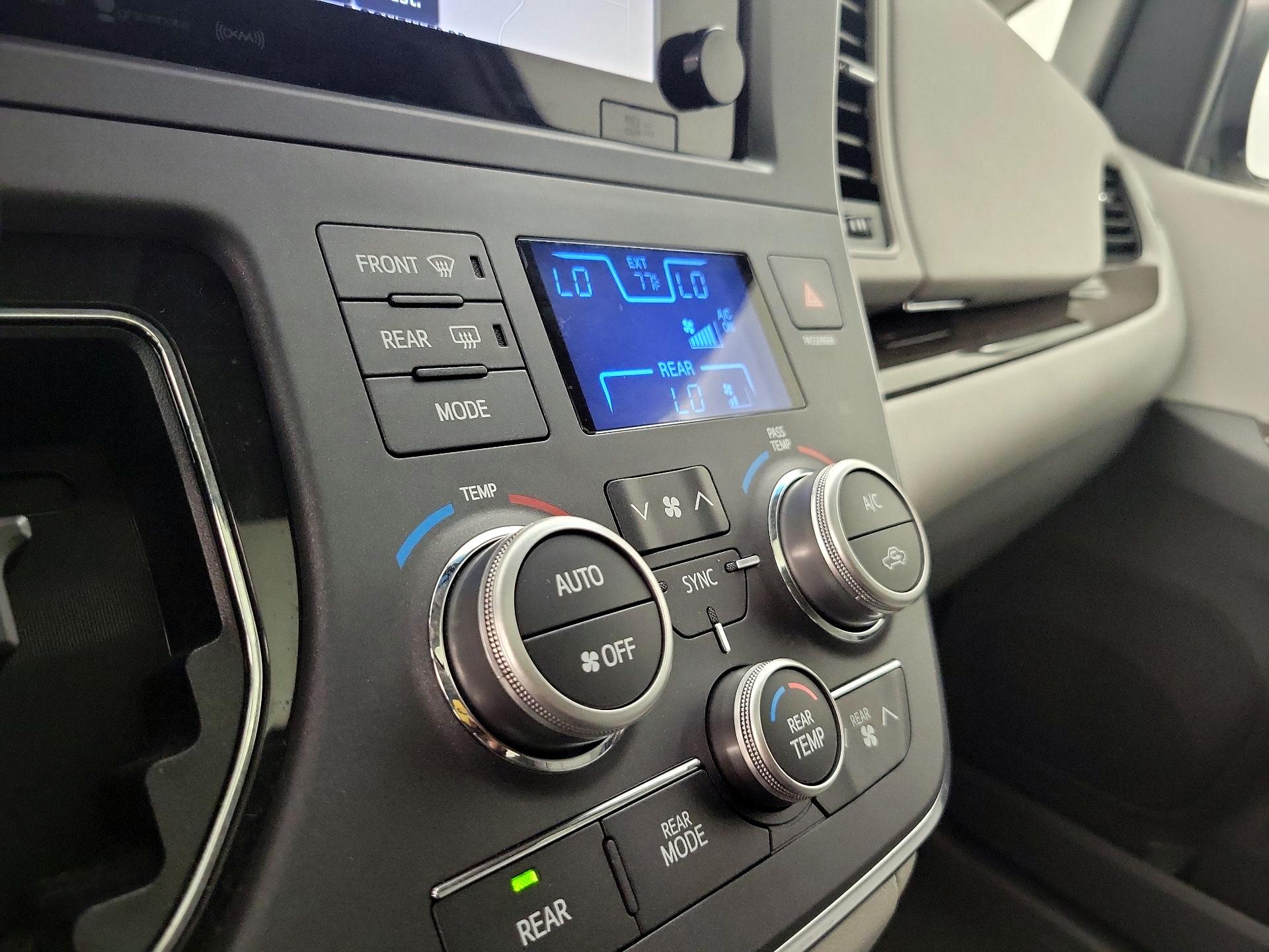 Thumbnail: 2017 Toyota Sienna - 17