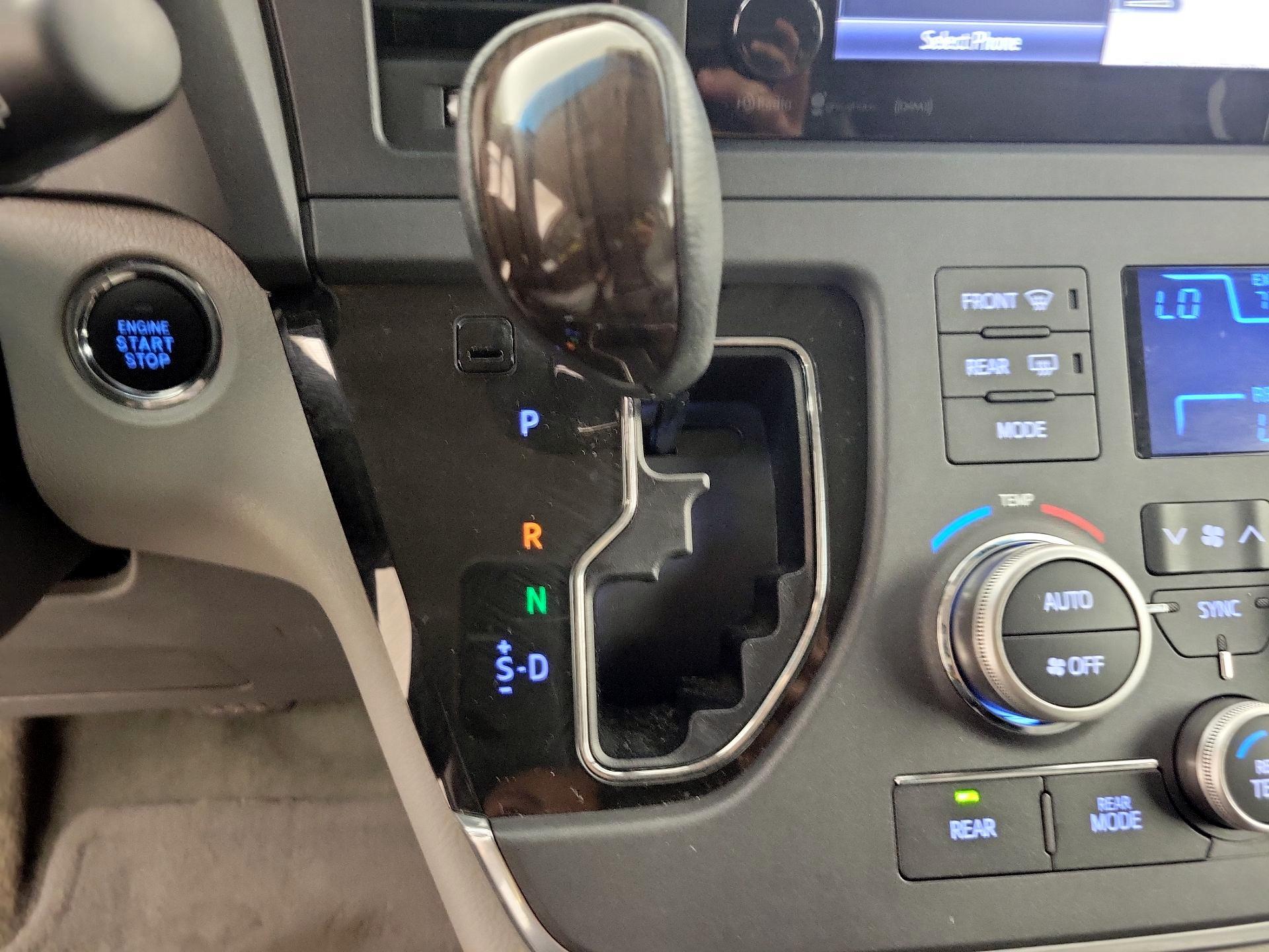 Thumbnail: 2017 Toyota Sienna - 18