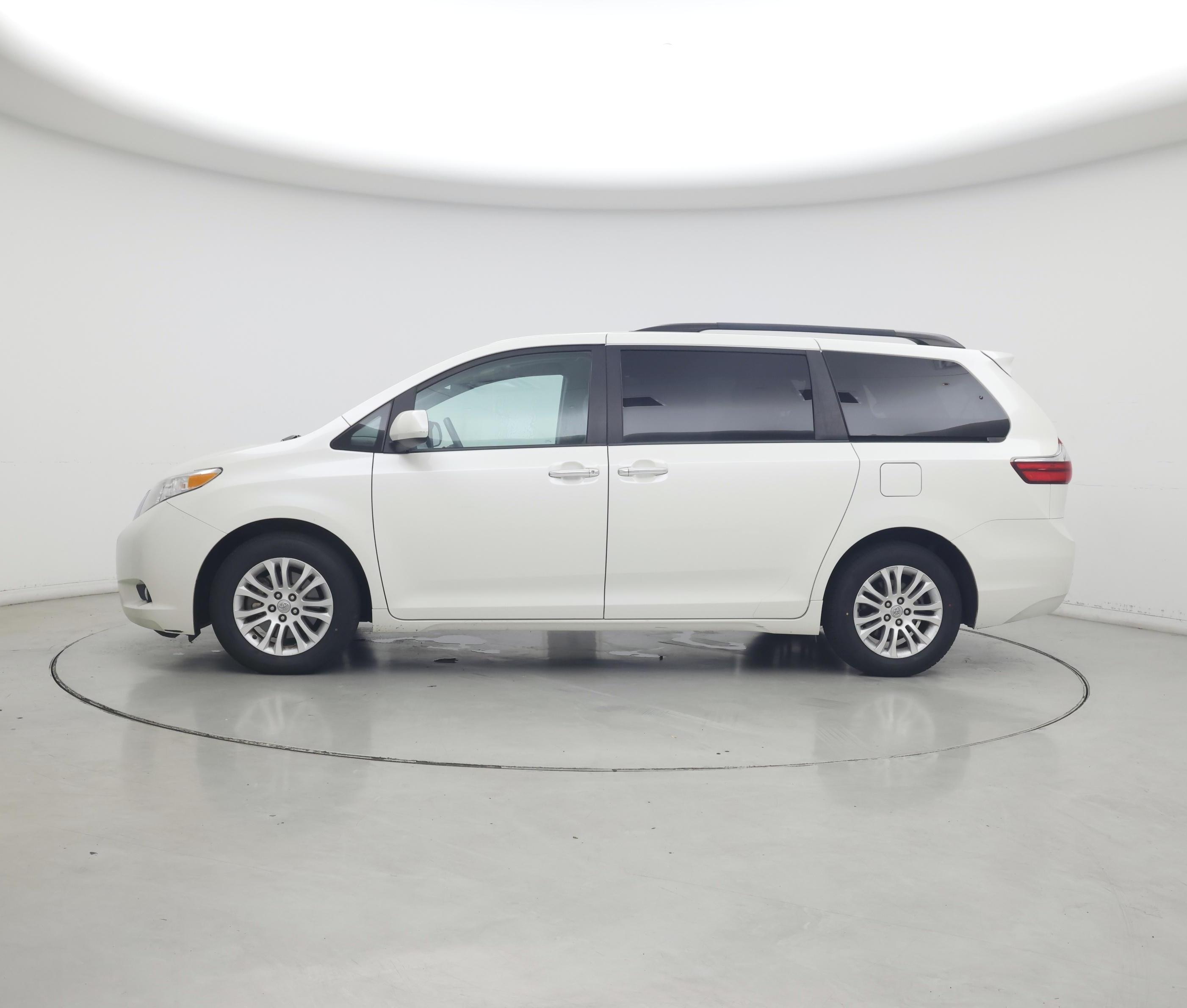 Thumbnail: 2017 Toyota Sienna - 3