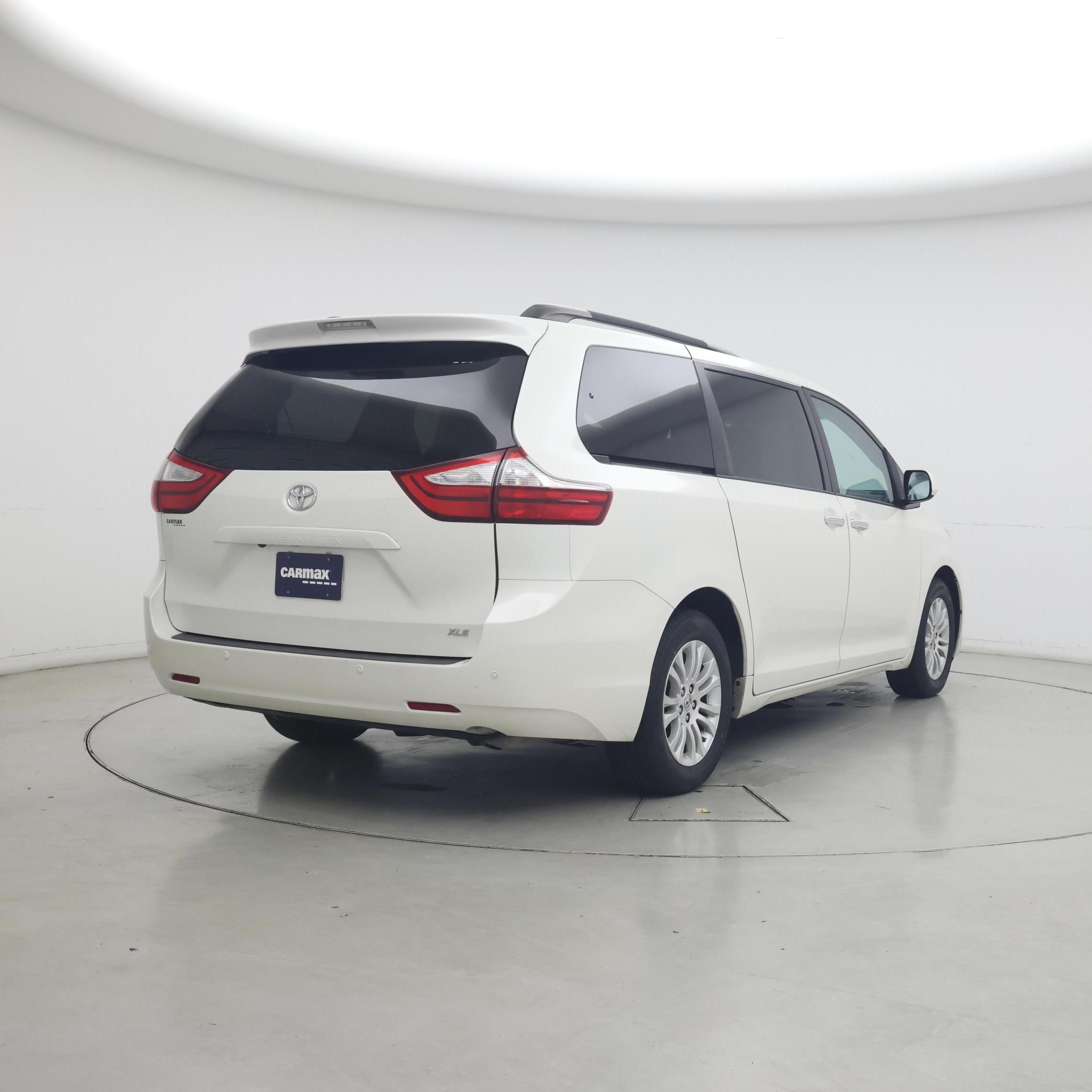 Thumbnail: 2017 Toyota Sienna - 8