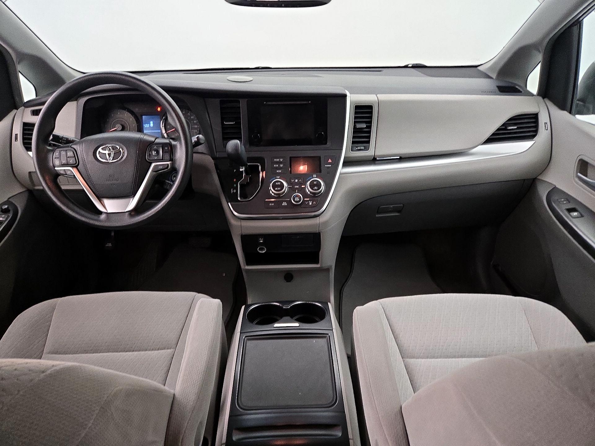 Thumbnail: 2015 Toyota Sienna - 9