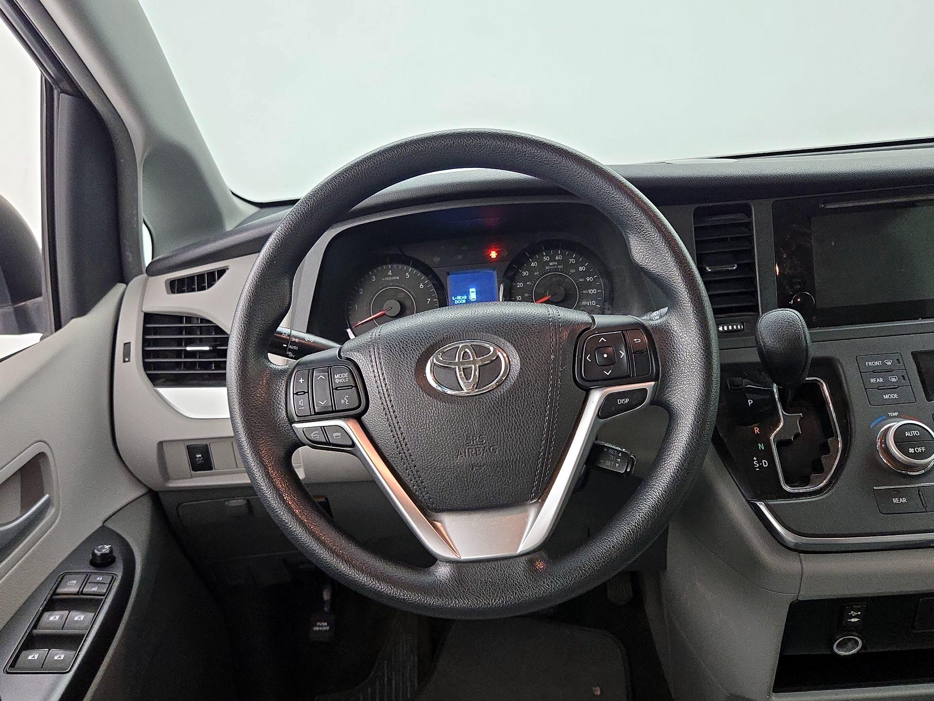 Thumbnail: 2015 Toyota Sienna - 10