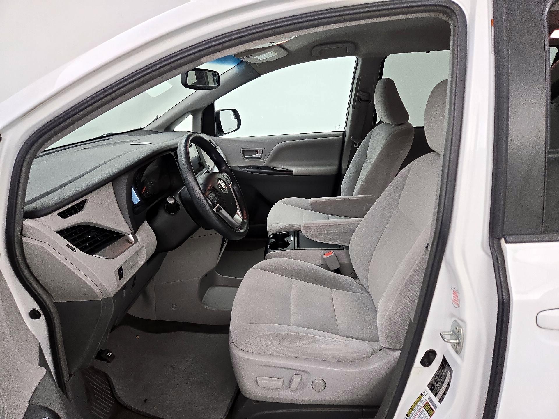 Thumbnail: 2015 Toyota Sienna - 11