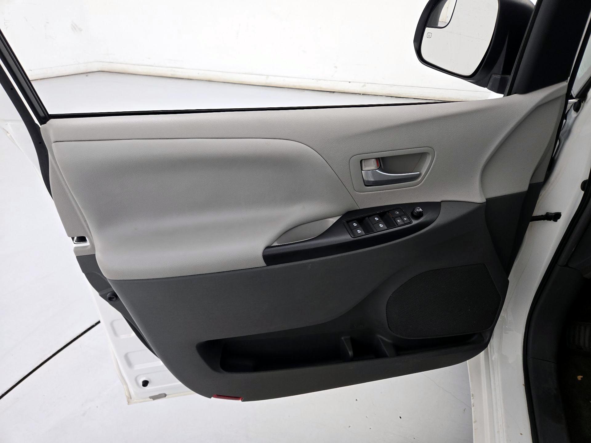 Thumbnail: 2015 Toyota Sienna - 12