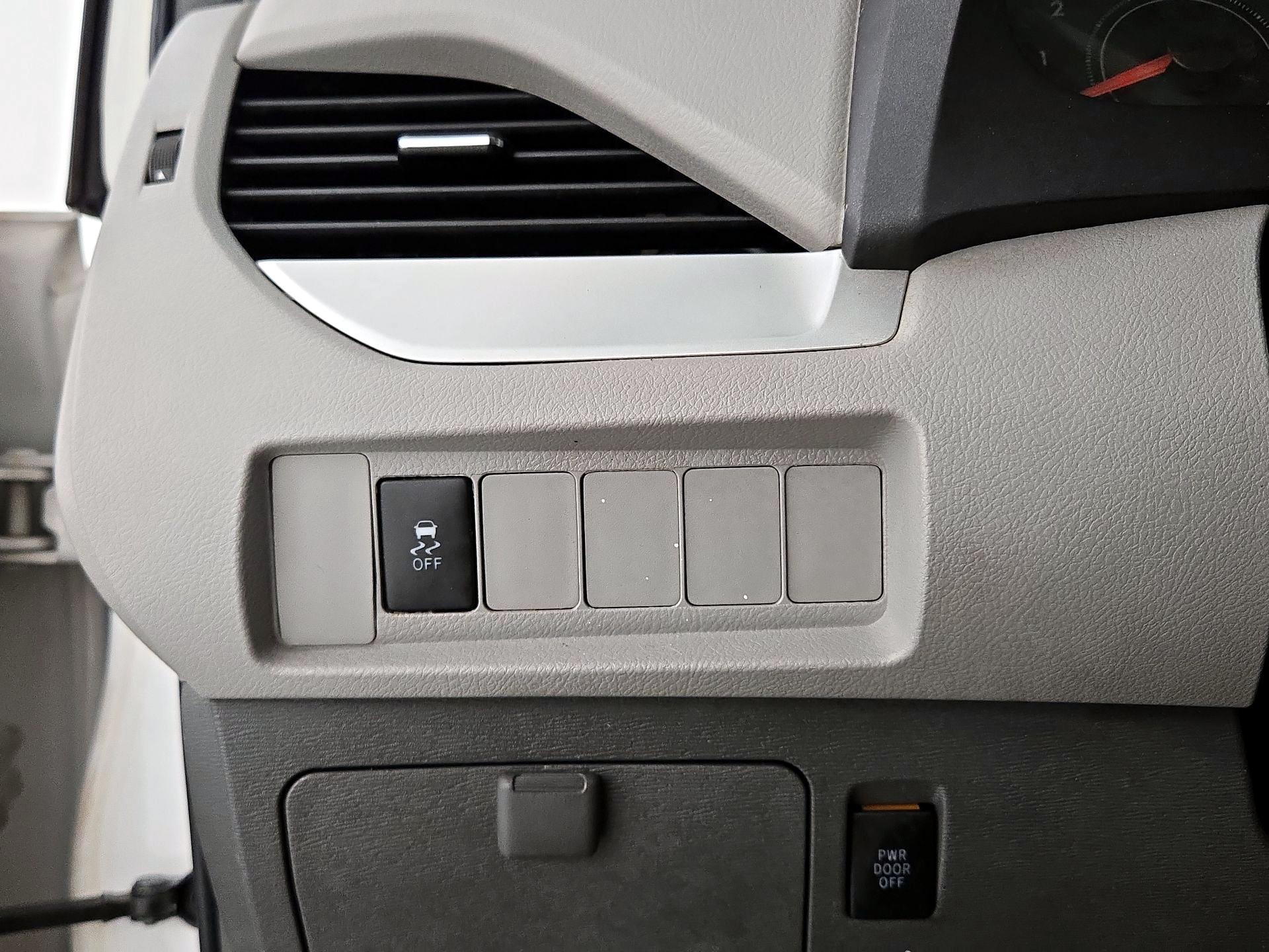 Thumbnail: 2015 Toyota Sienna - 13