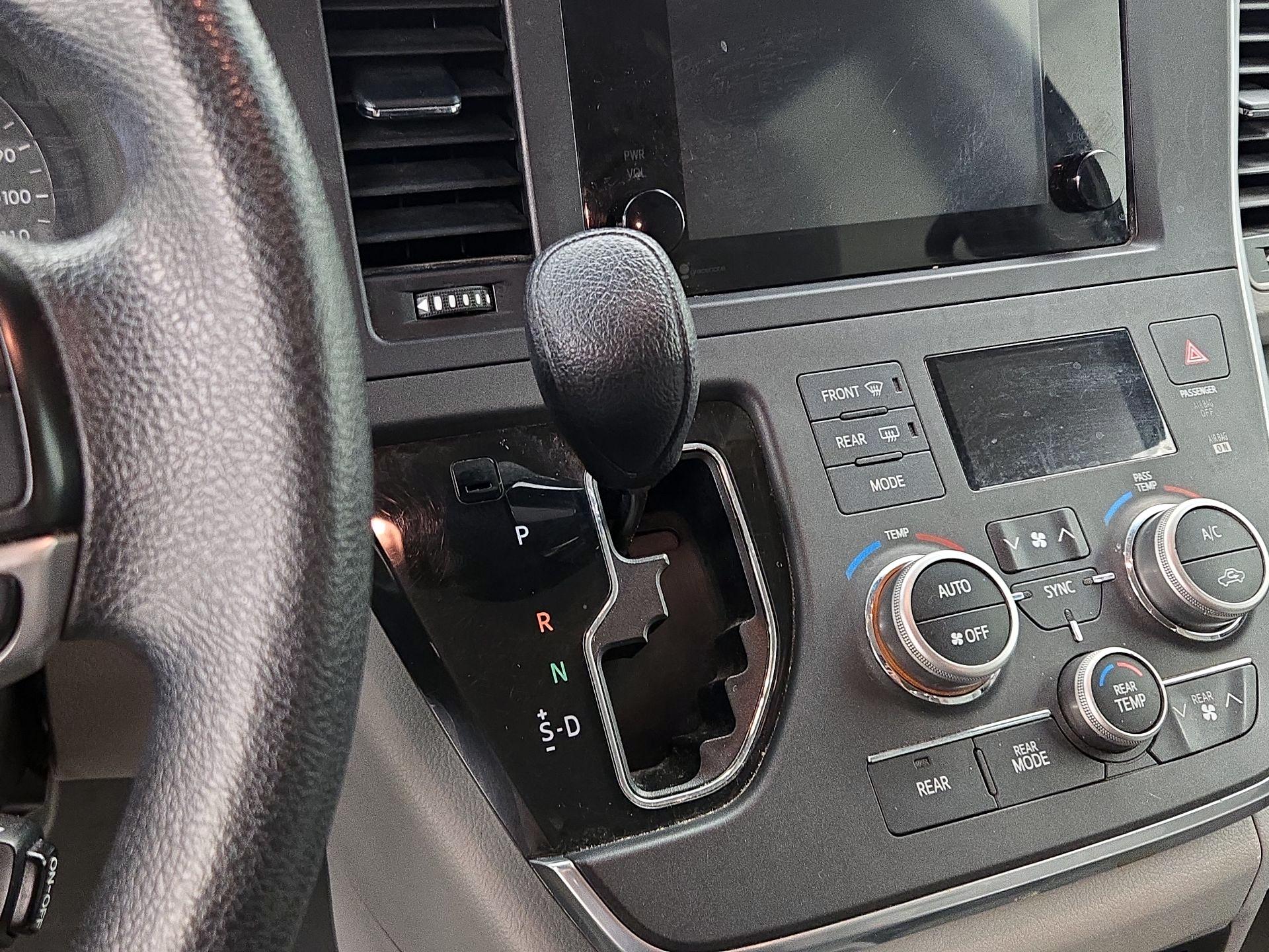 Thumbnail: 2015 Toyota Sienna - 17