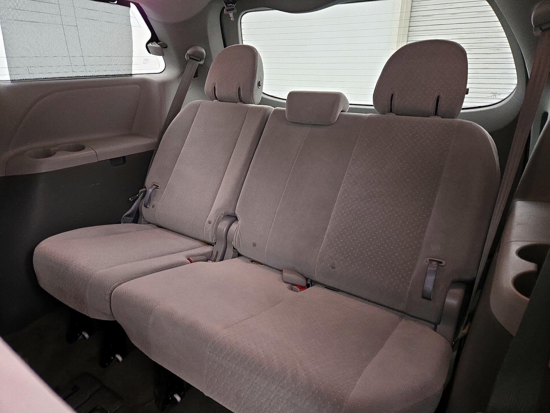 Thumbnail: 2015 Toyota Sienna - 20
