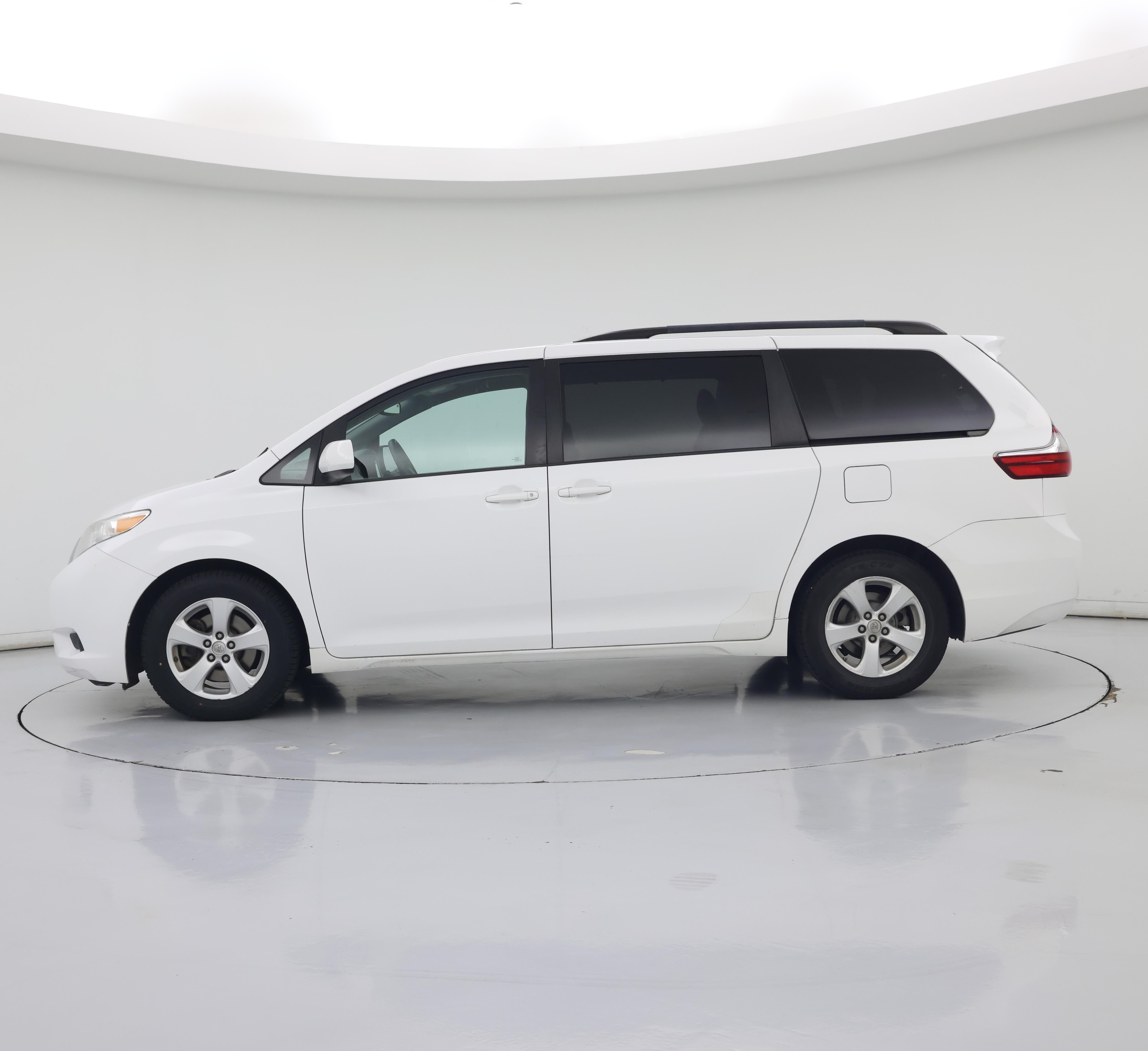 Thumbnail: 2015 Toyota Sienna - 3