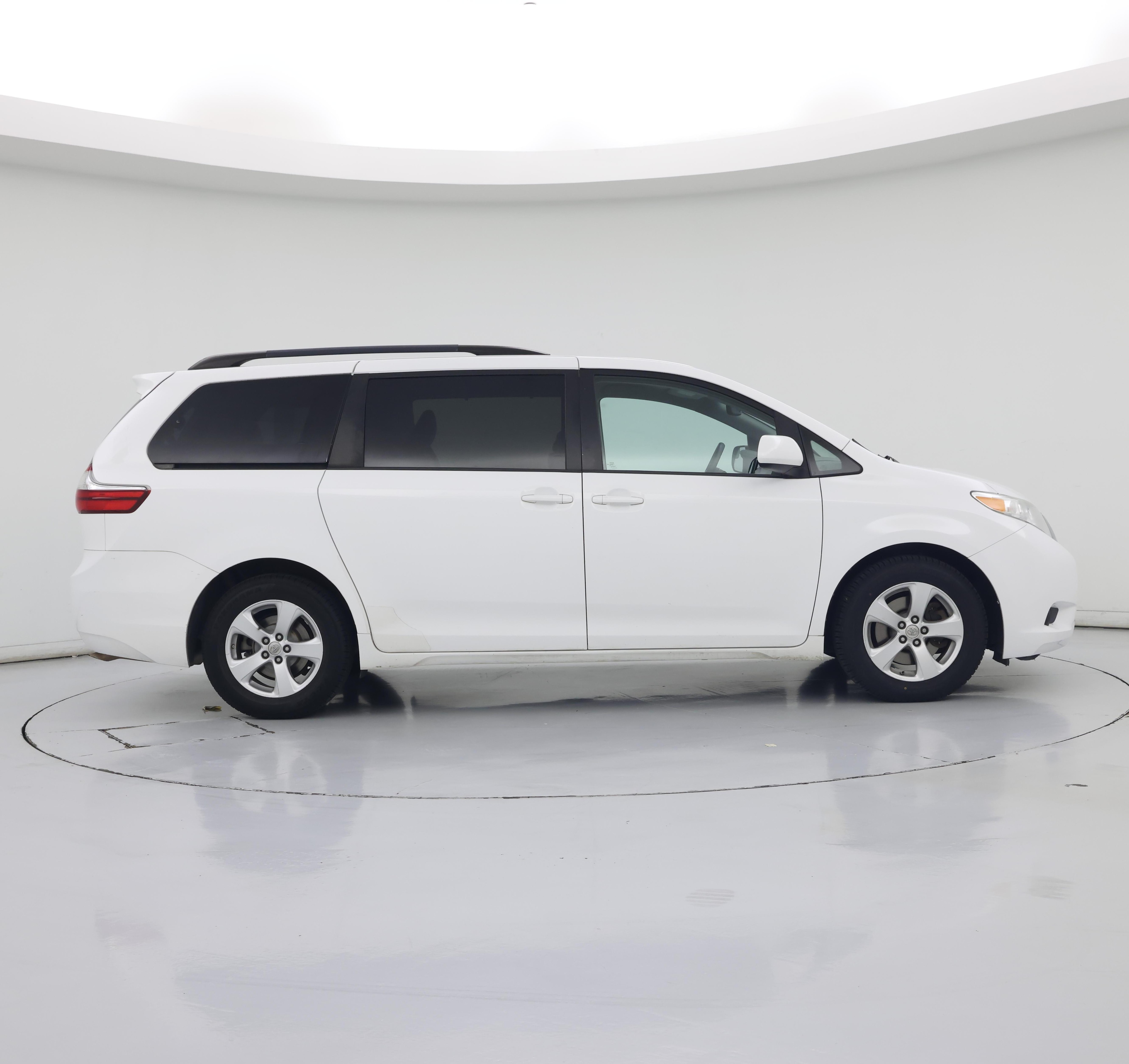 Thumbnail: 2015 Toyota Sienna - 7