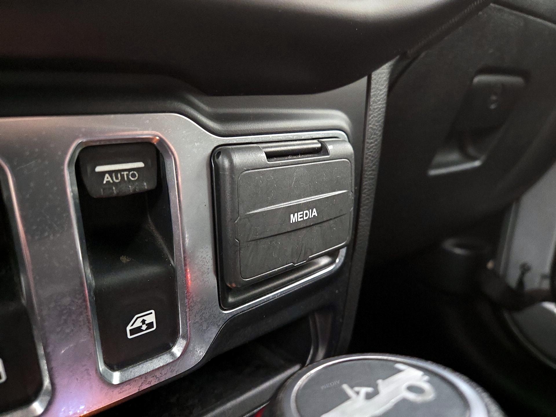 Thumbnail: 2019 Jeep Wrangler - 18