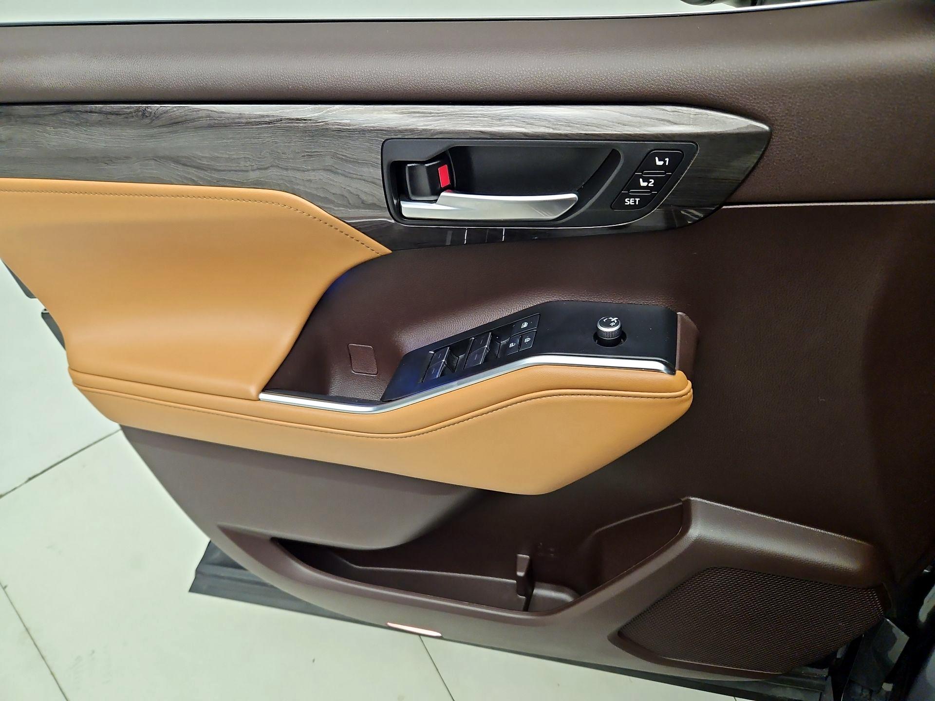 Thumbnail: 2021 Toyota Highlander - 12