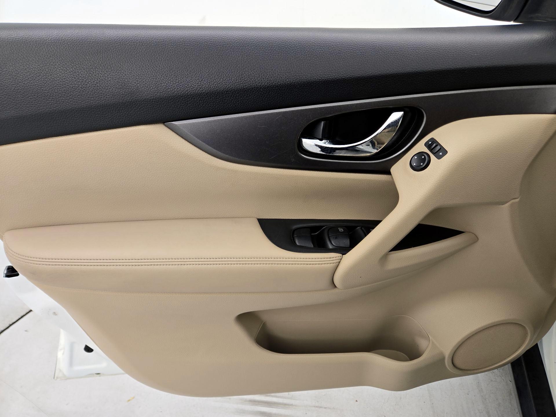 Thumbnail: 2015 Nissan Rogue - 12