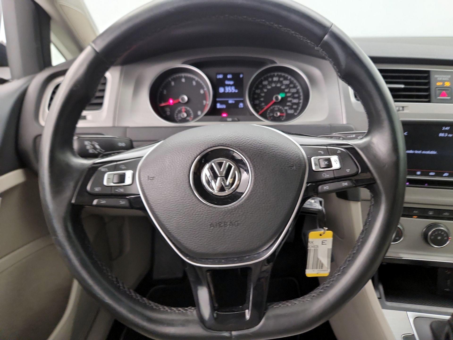 Thumbnail: 2016 Volkswagen Golf - 10