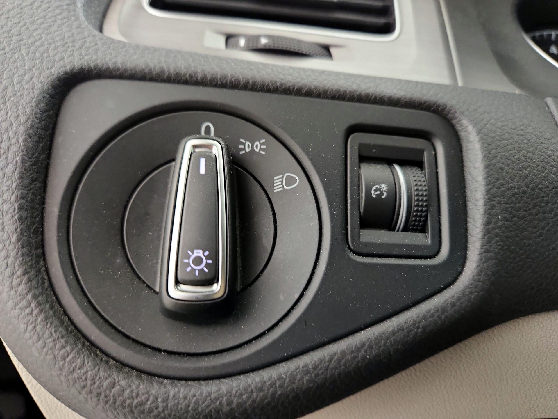 Thumbnail: 2016 Volkswagen Golf - 13