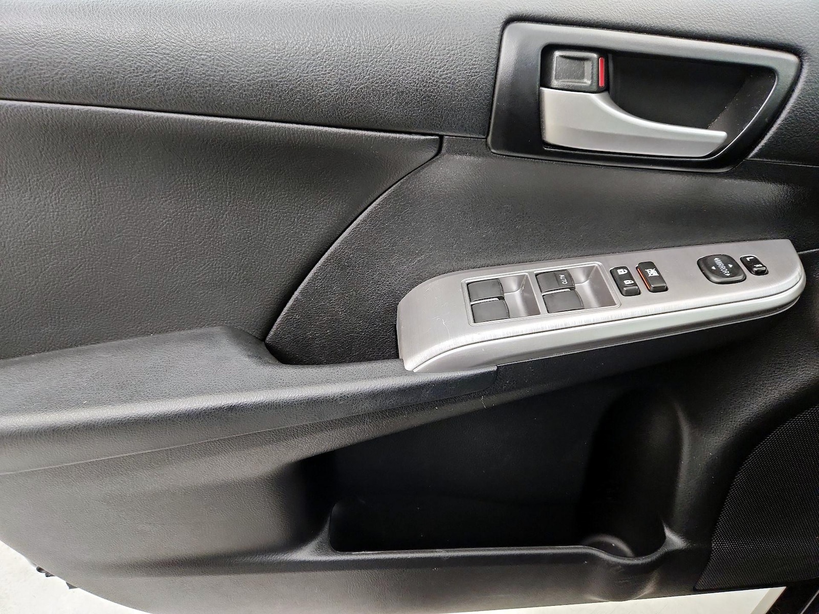 2014 Toyota Camry SE - Photo 13
