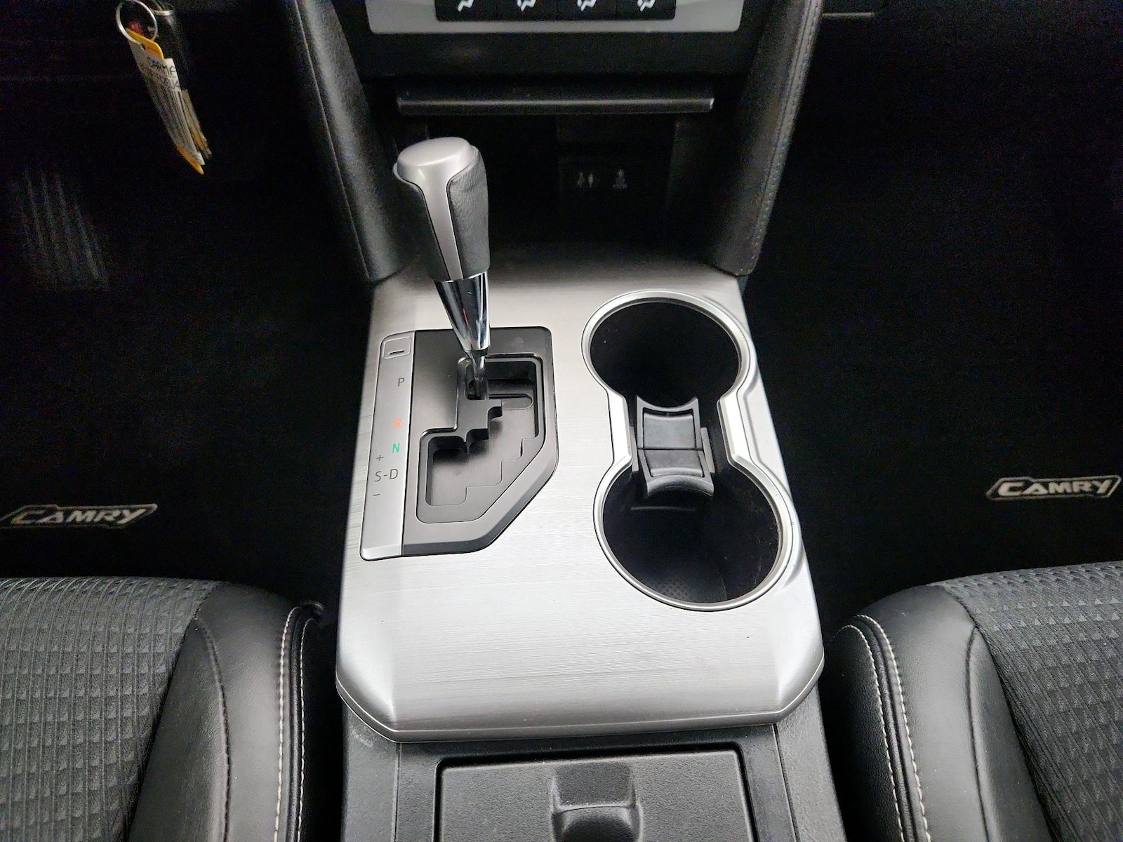 2014 Toyota Camry SE - Photo 18