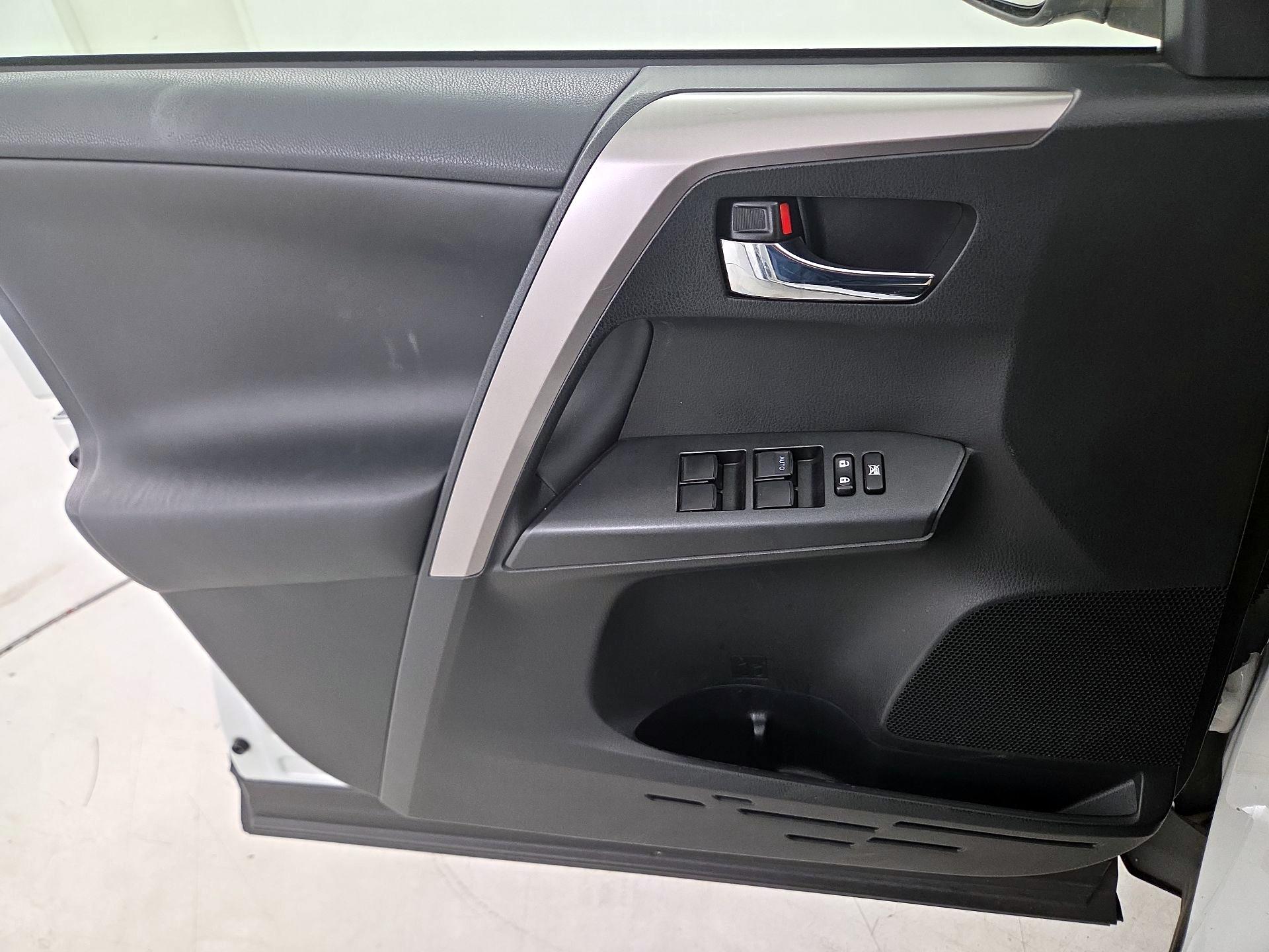 Thumbnail: 2016 Toyota RAV4 - 12