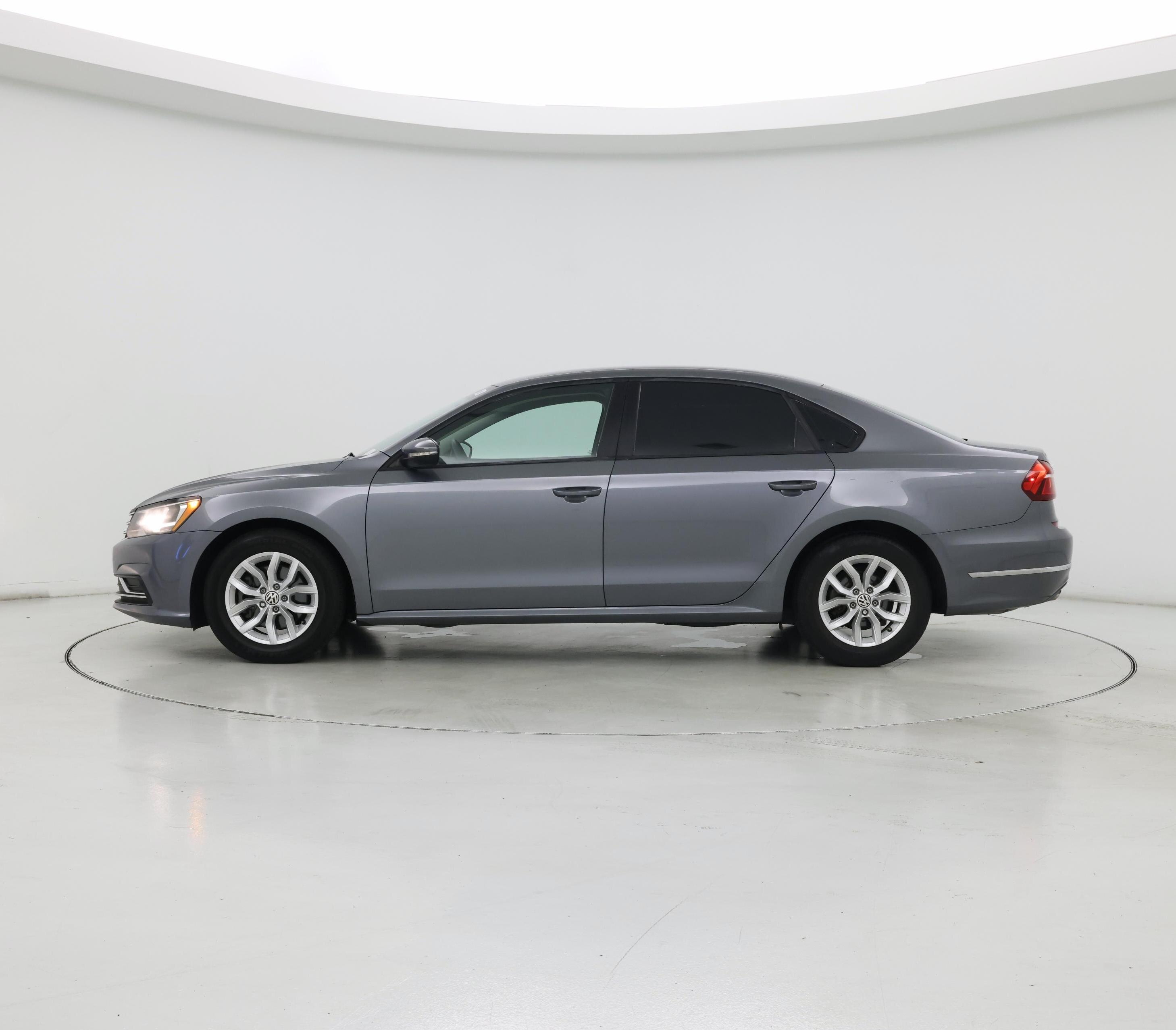 Thumbnail: 2018 Volkswagen Passat - 3