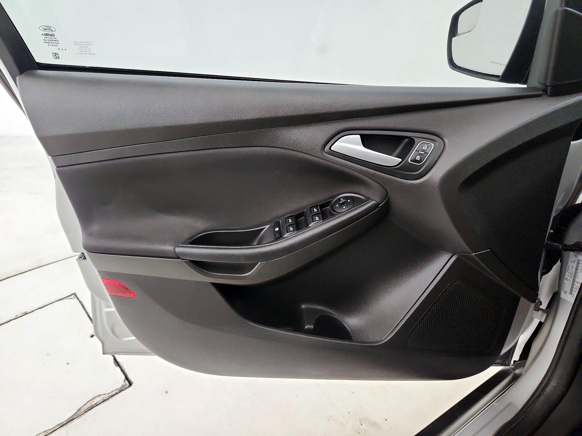 Thumbnail: 2016 Ford Focus - 12