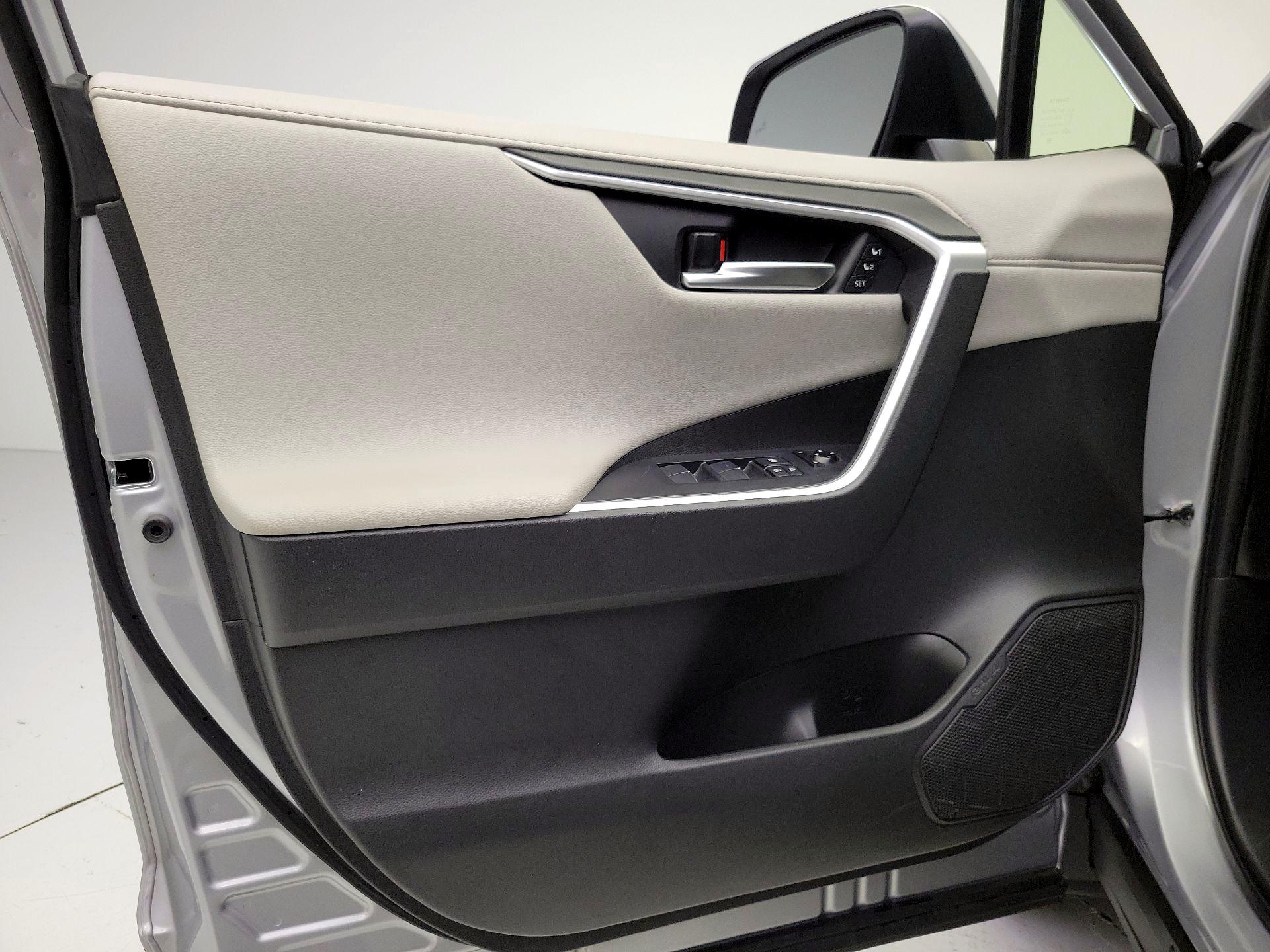 Thumbnail: 2020 Toyota RAV4 - 12
