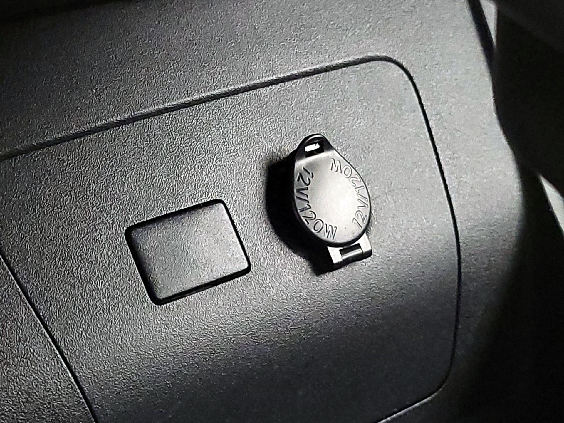 Thumbnail: 2015 Toyota Prius - 18