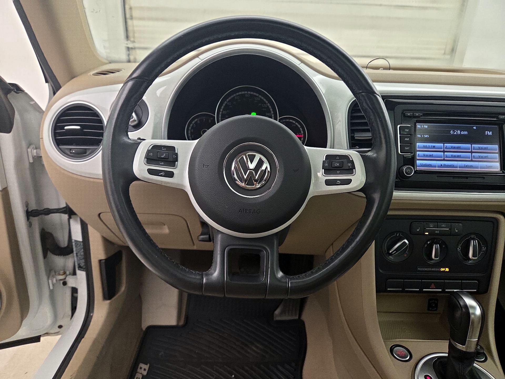 Thumbnail: 2015 Volkswagen Beetle - 10