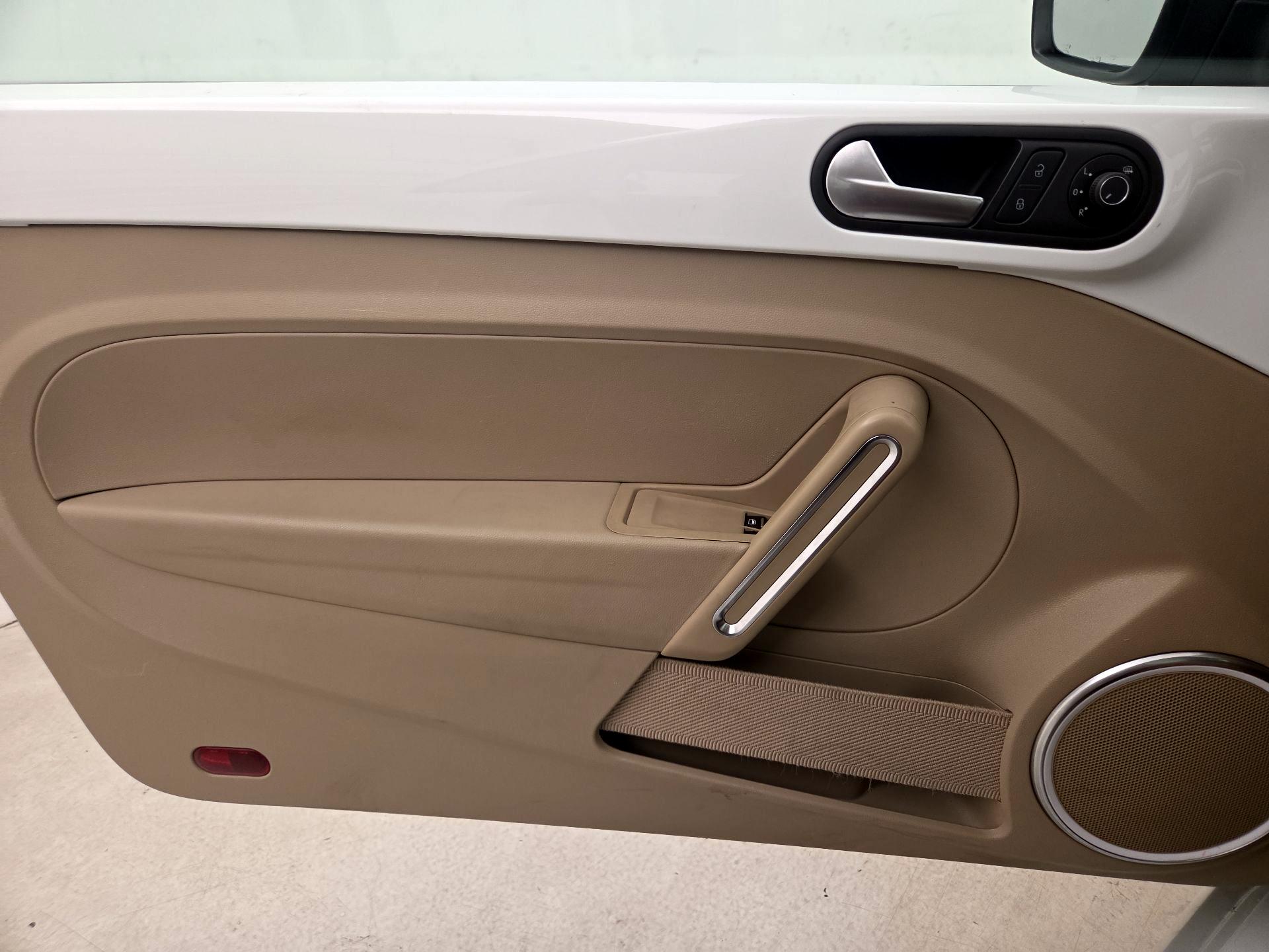 Thumbnail: 2015 Volkswagen Beetle - 12
