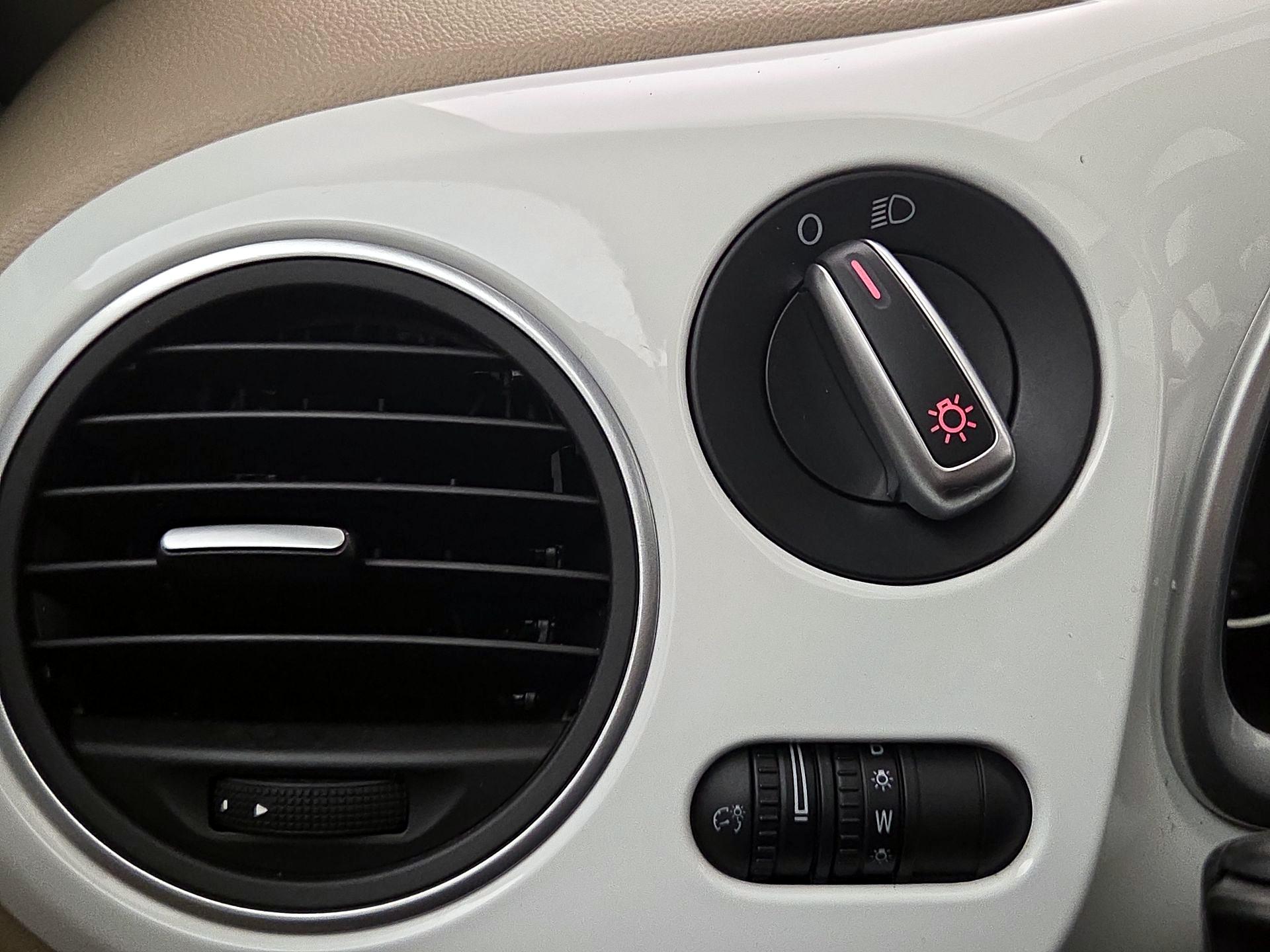 Thumbnail: 2015 Volkswagen Beetle - 13