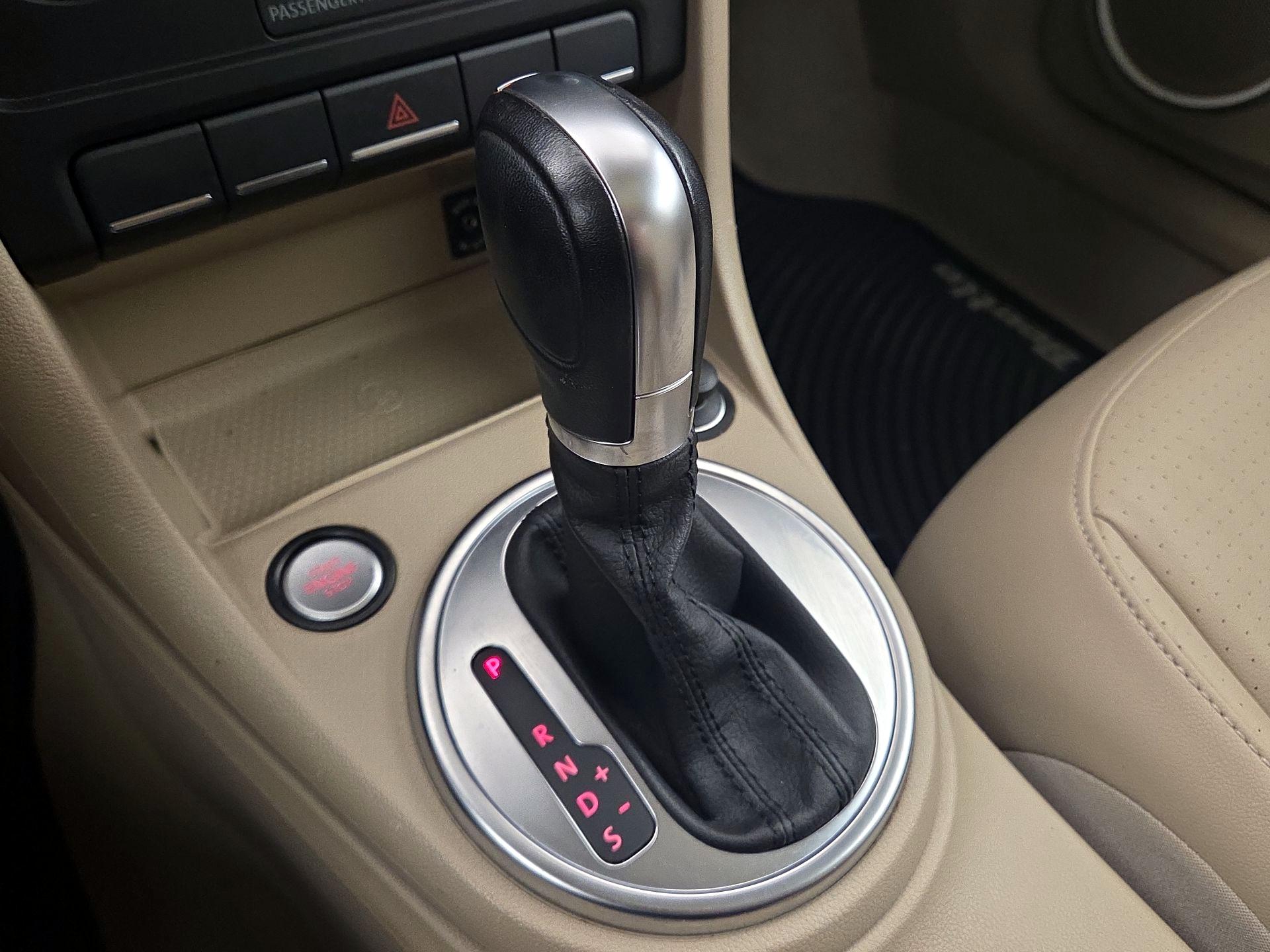 Thumbnail: 2015 Volkswagen Beetle - 17