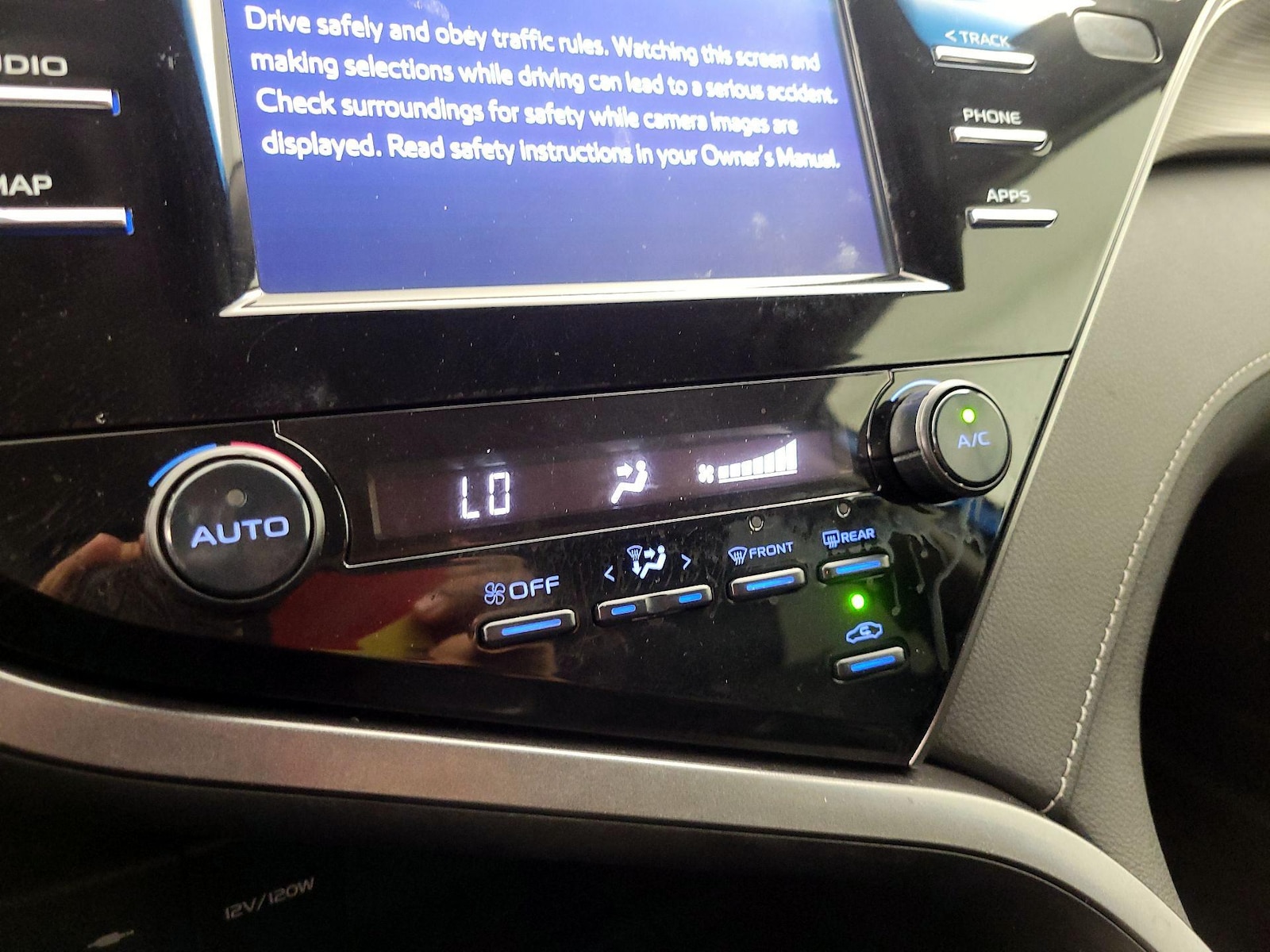 2019 Toyota Camry SE - Photo 17