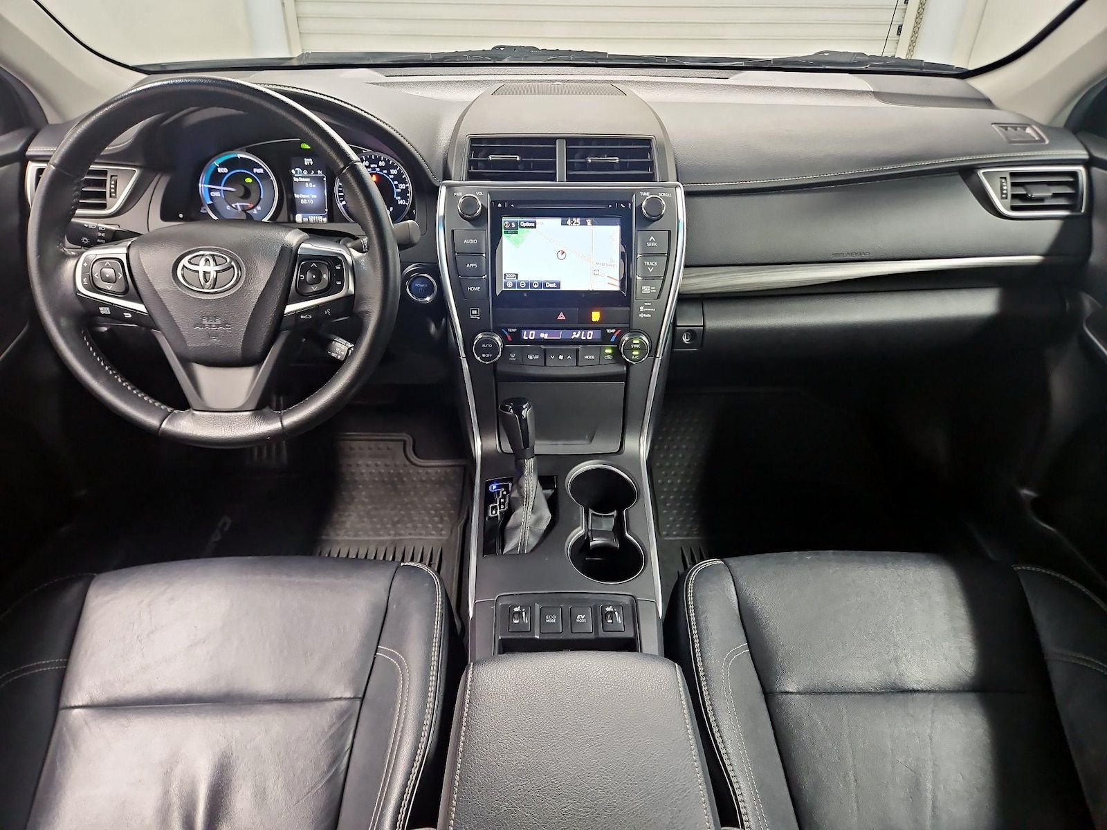 2015 Toyota Camry XLE Hybrid - Photo 10