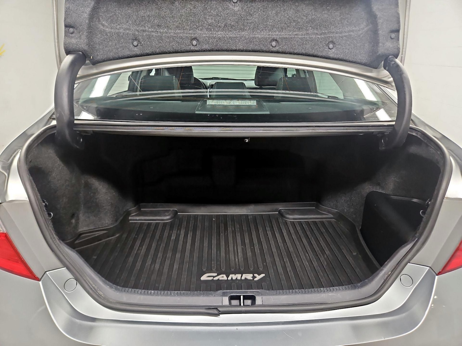 2015 Toyota Camry XLE Hybrid - Photo 23
