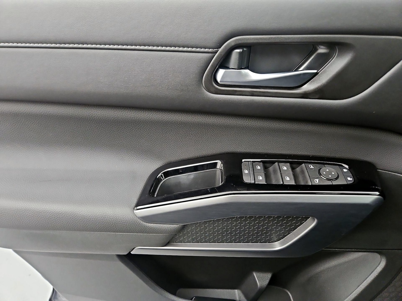 2026 Nissan Pathfinder SL - Photo 13