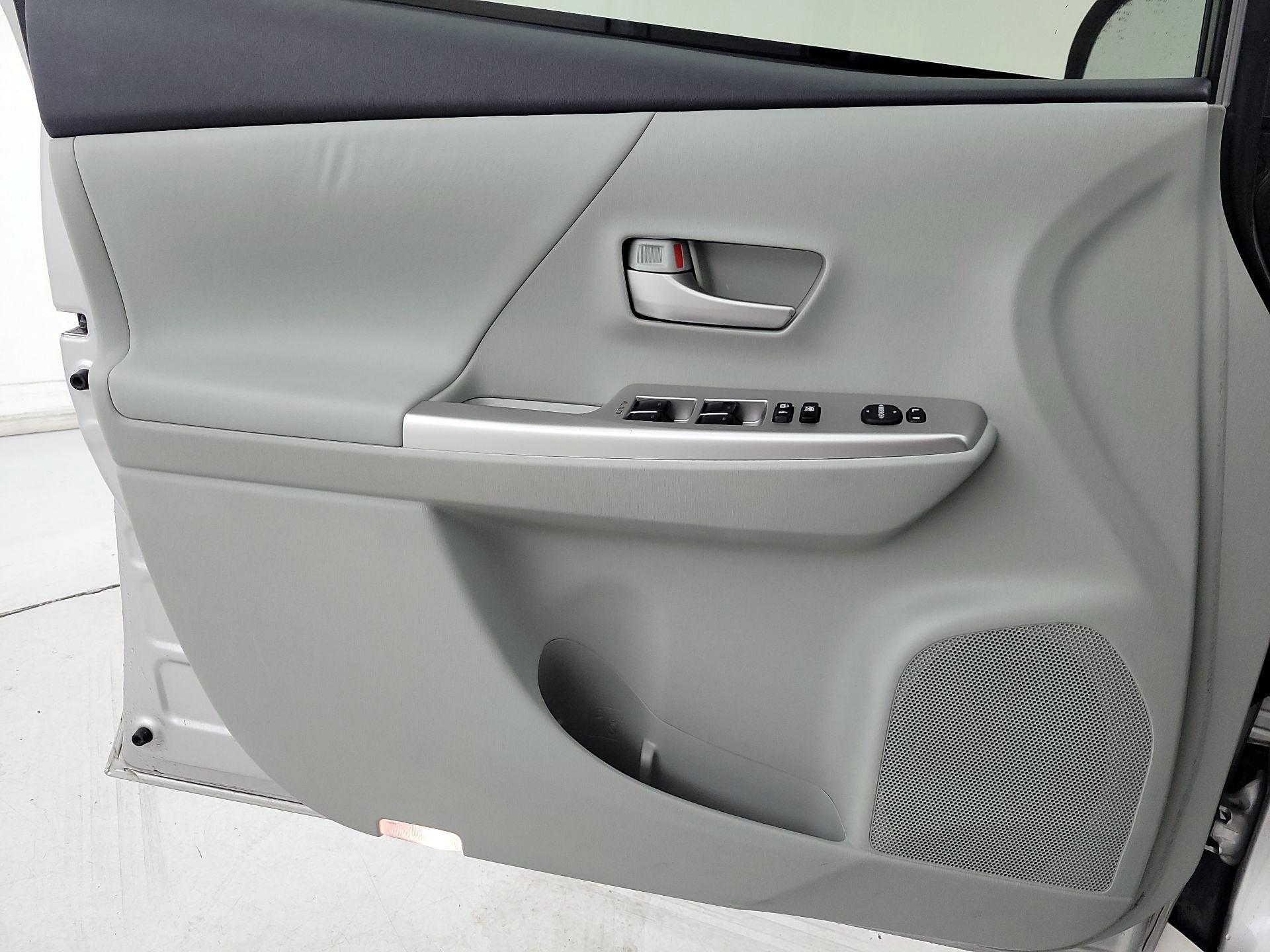 Thumbnail: 2014 Toyota Prius v - 12