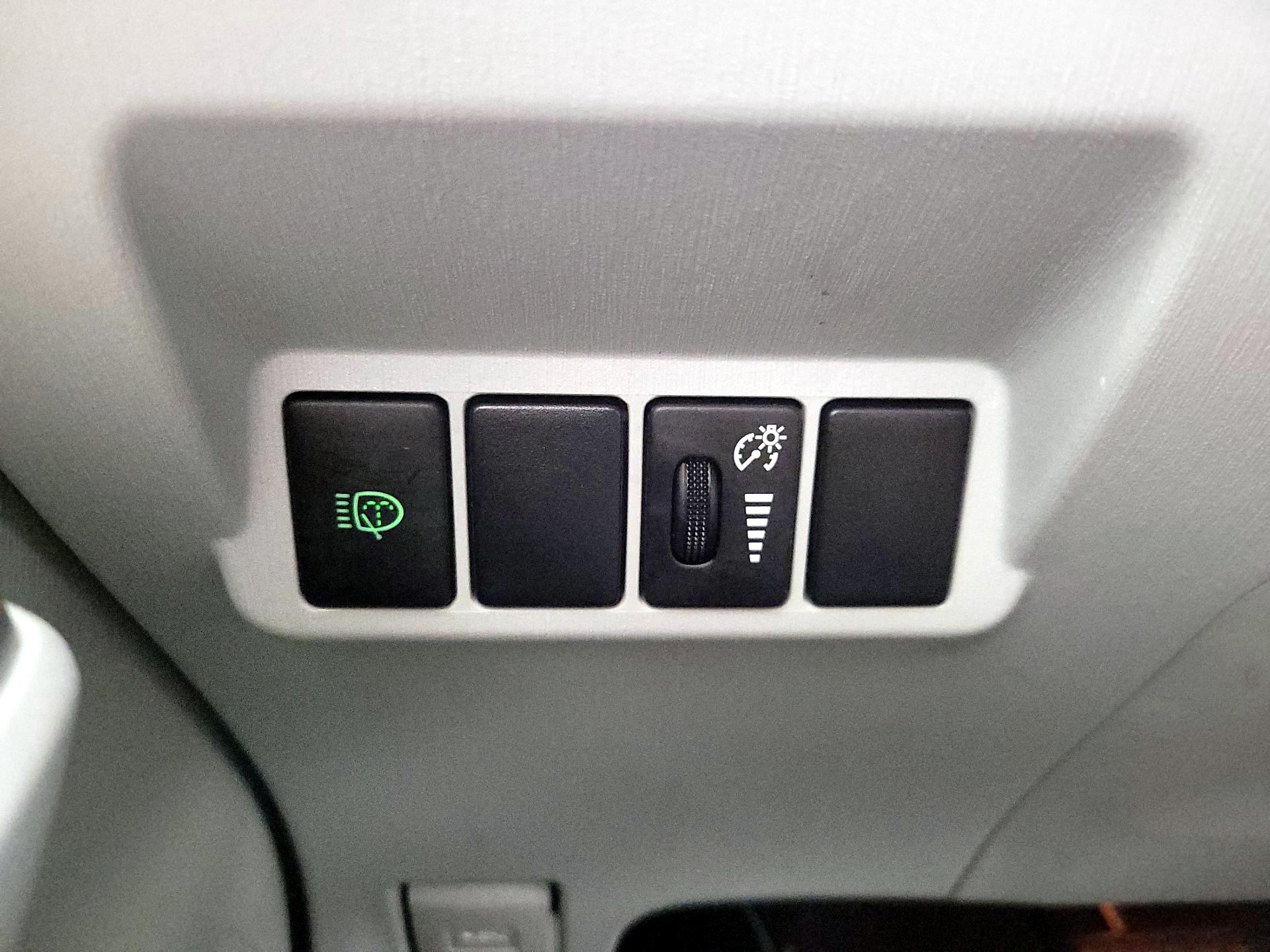 Thumbnail: 2014 Toyota Prius v - 13