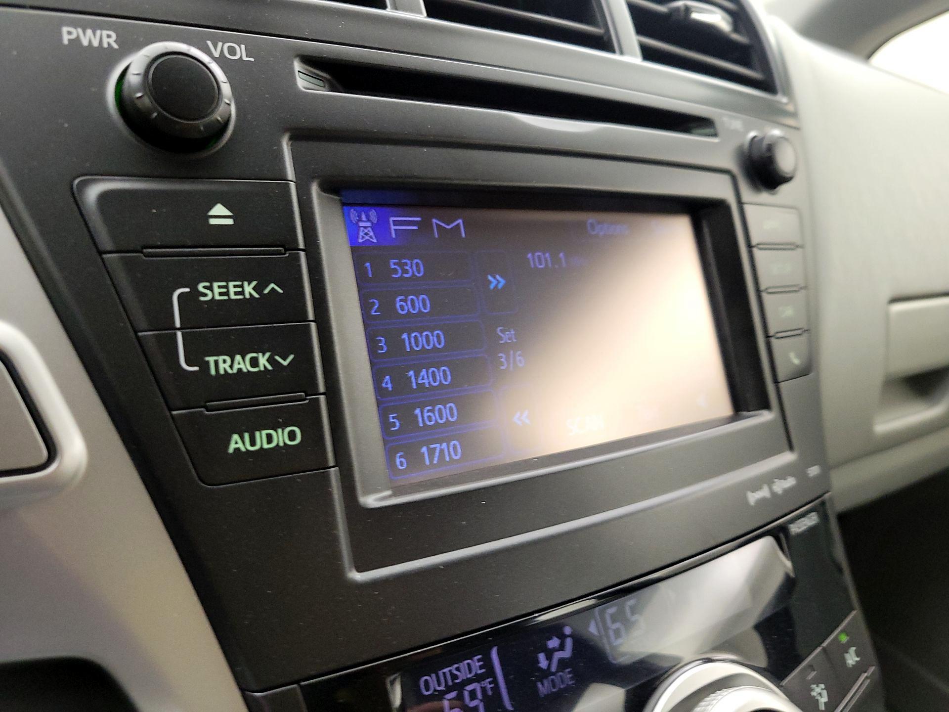 Thumbnail: 2014 Toyota Prius v - 16
