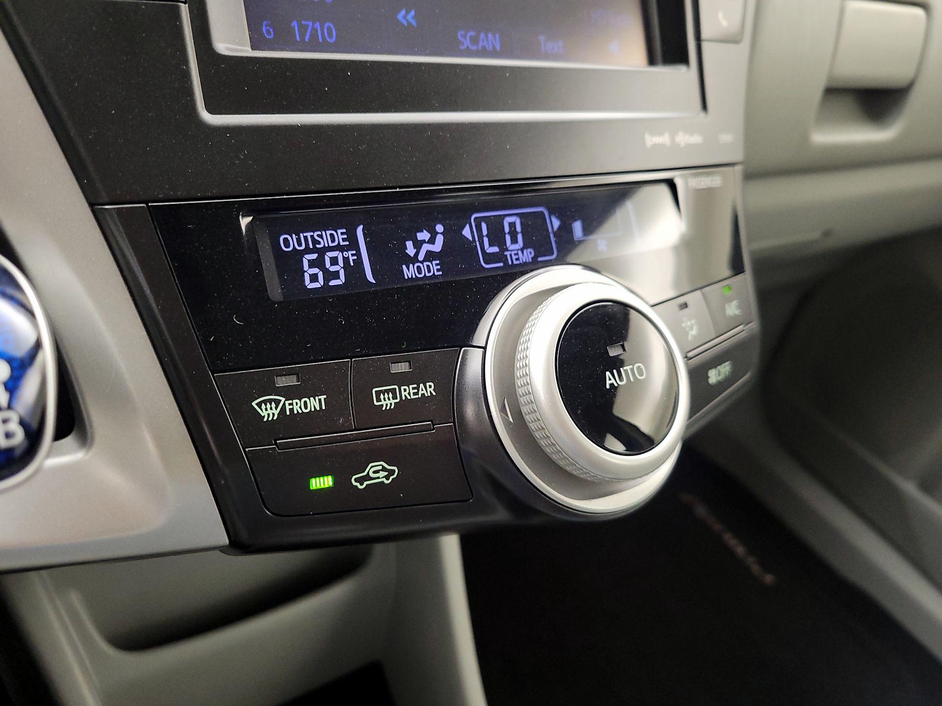 Thumbnail: 2014 Toyota Prius v - 17