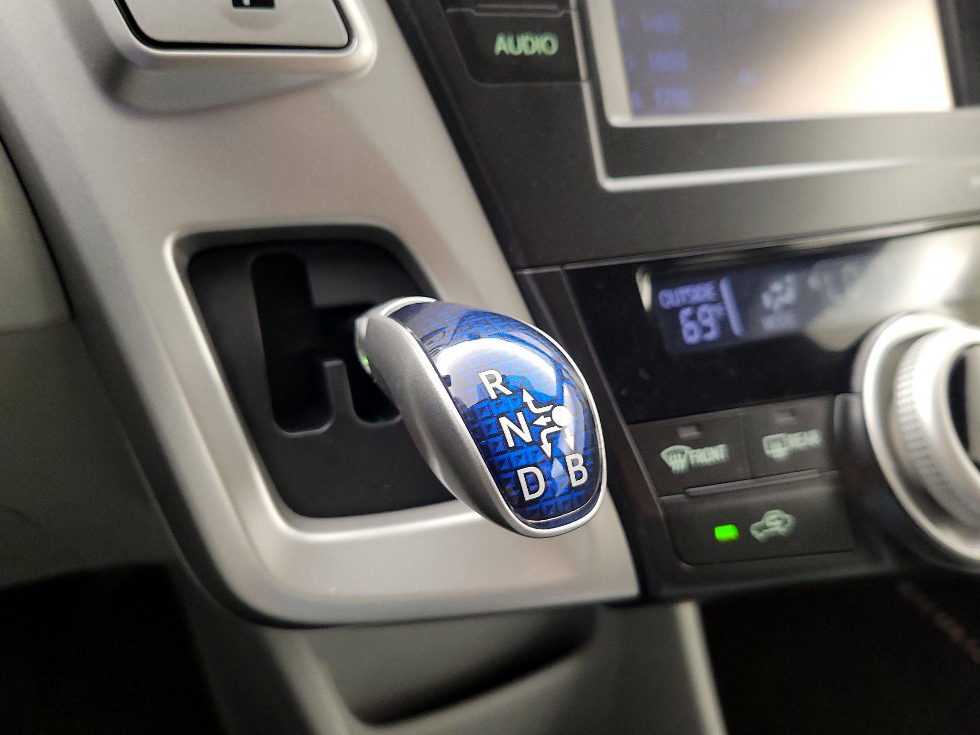 Thumbnail: 2014 Toyota Prius v - 18