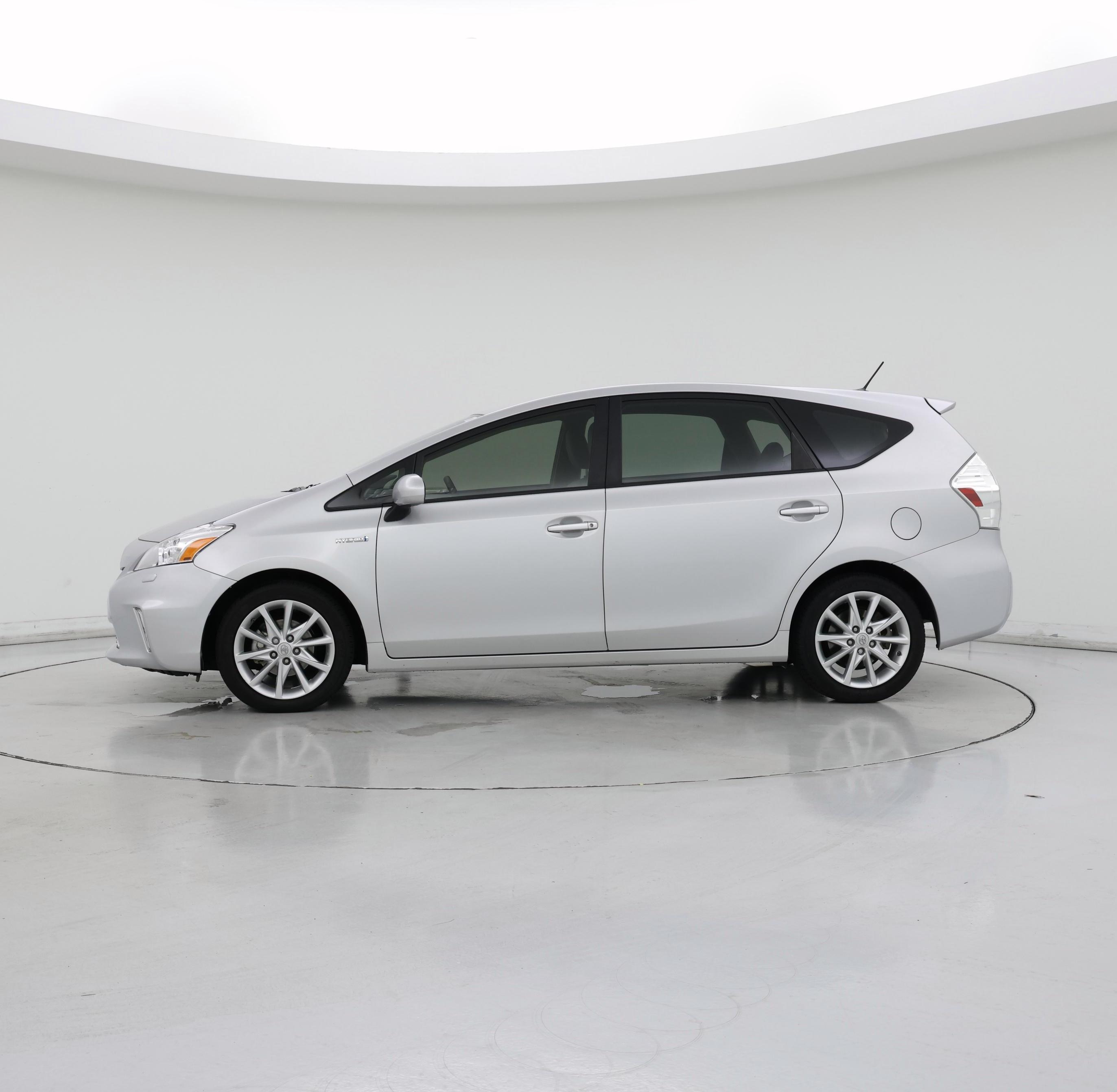 Thumbnail: 2014 Toyota Prius v - 3