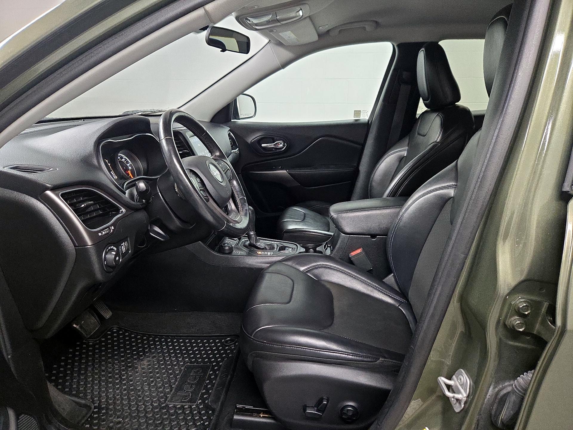 Thumbnail: 2019 Jeep Cherokee - 11