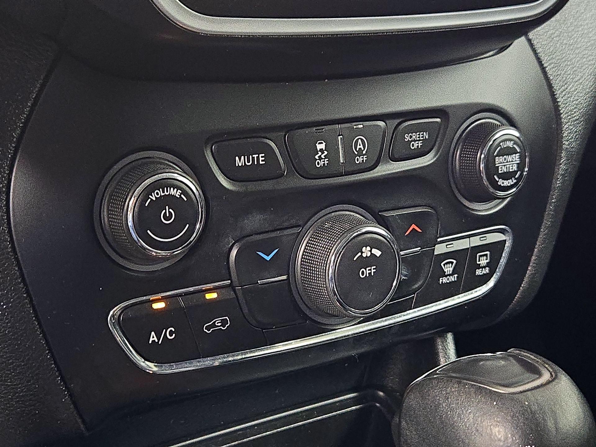 Thumbnail: 2019 Jeep Cherokee - 16
