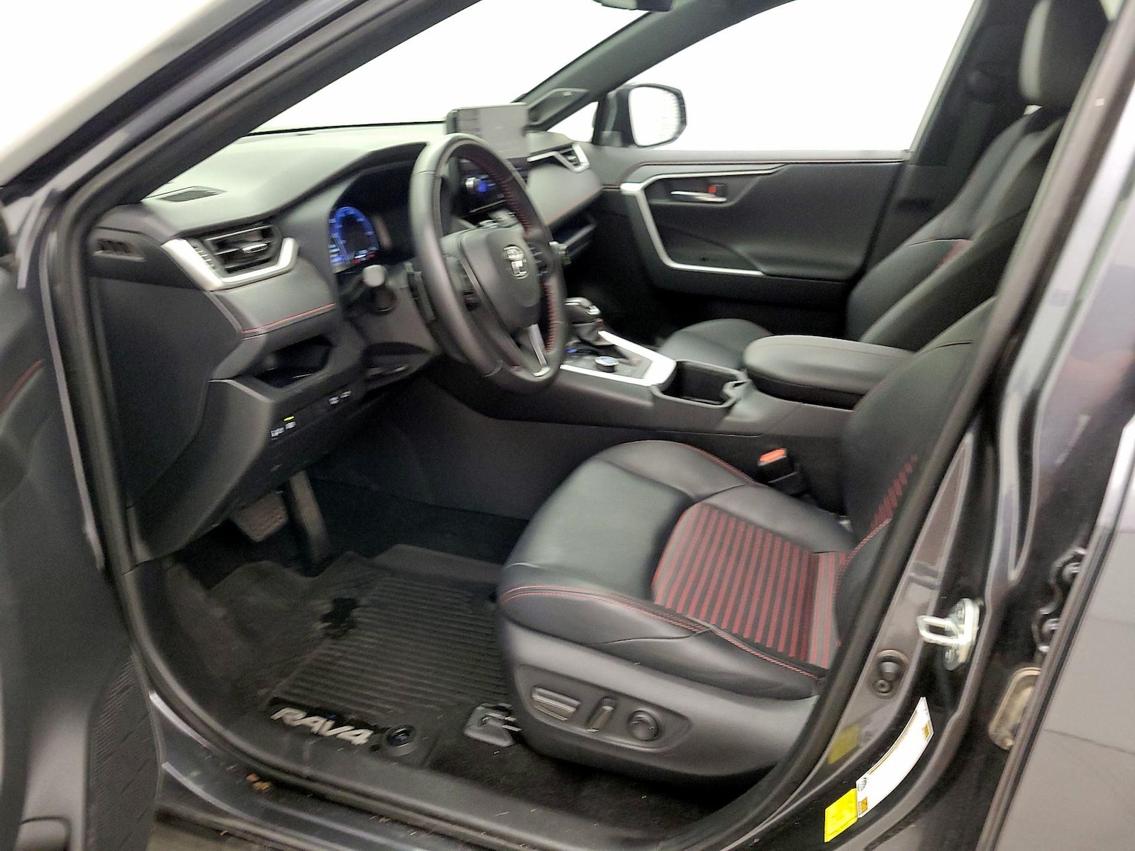 2025 Toyota RAV4 XSE - Photo 12