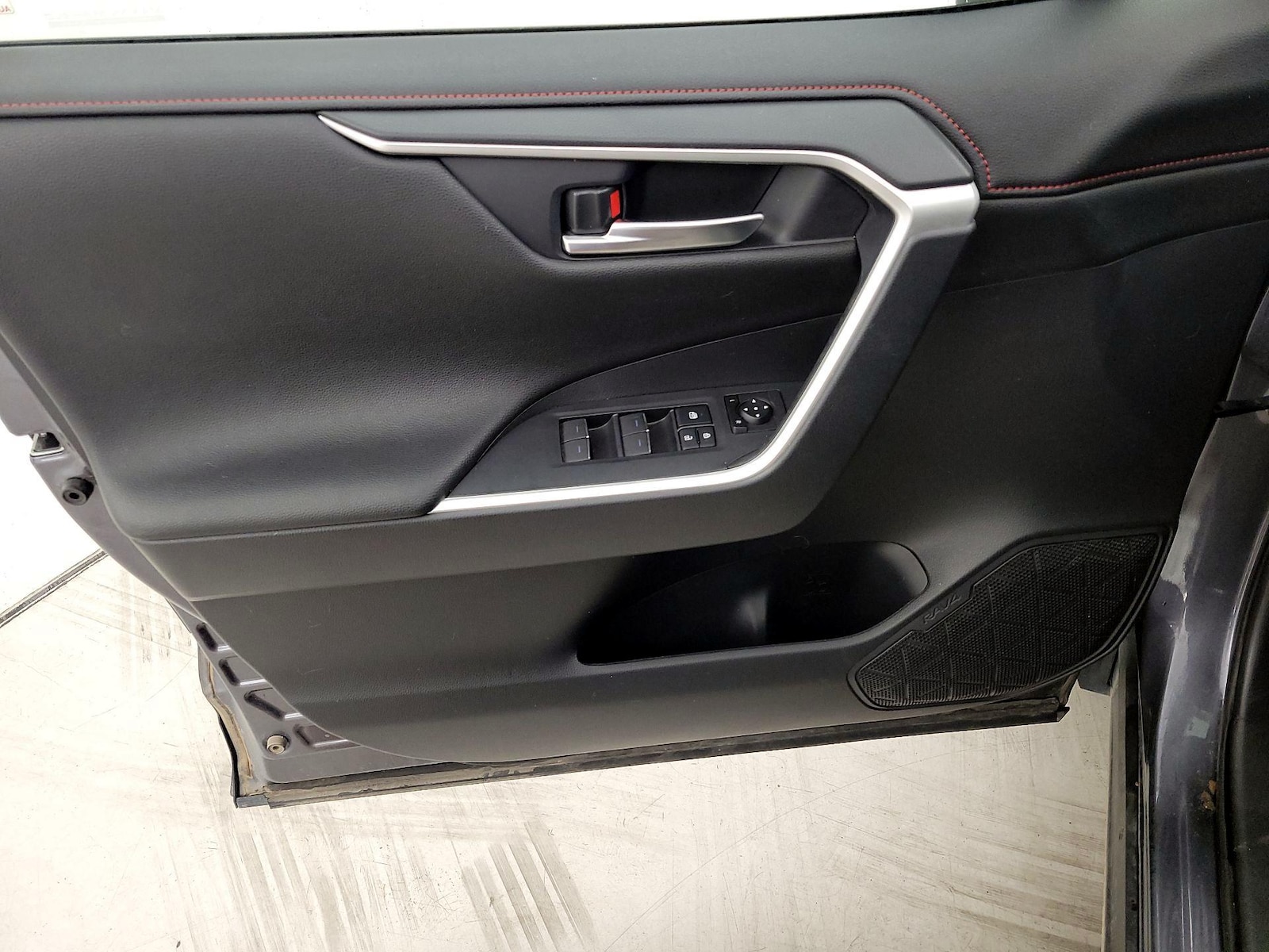 2025 Toyota RAV4 XSE - Photo 13
