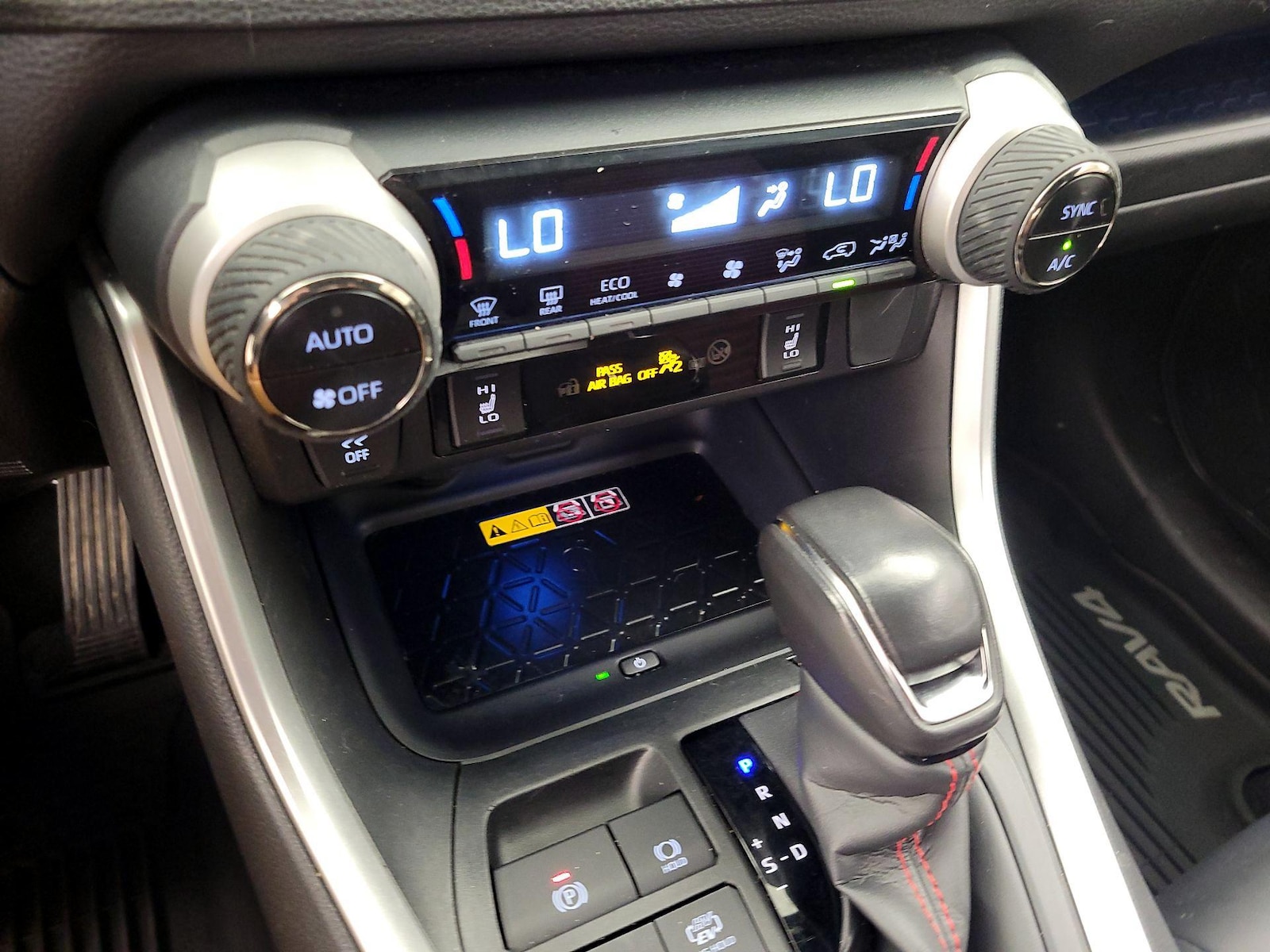 2025 Toyota RAV4 XSE - Photo 15