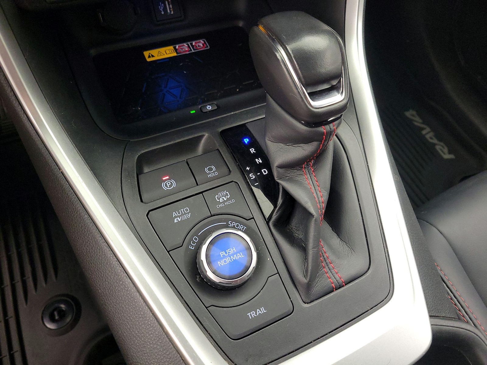 2025 Toyota RAV4 XSE - Photo 16