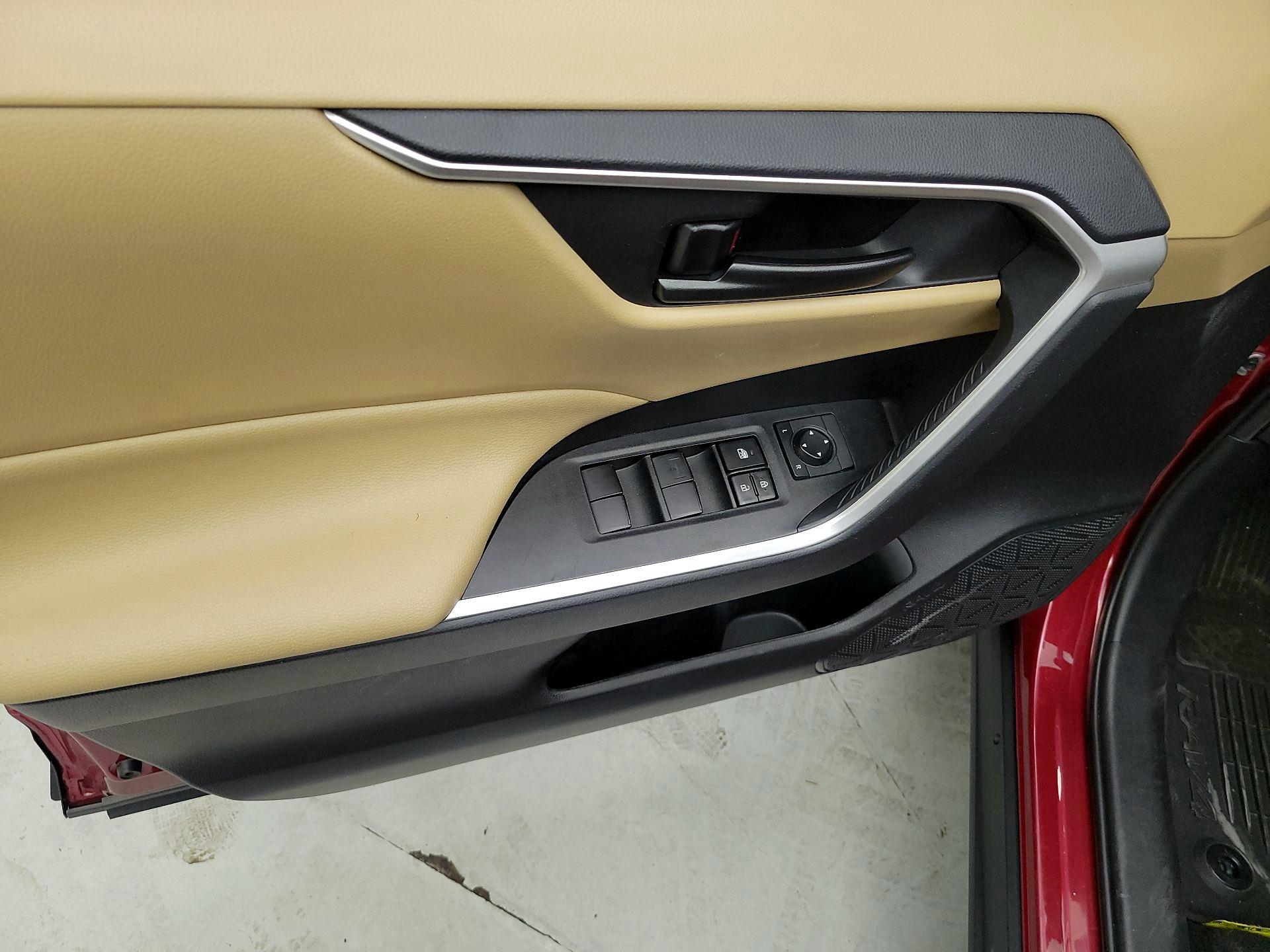 Thumbnail: 2020 Toyota RAV4 - 12