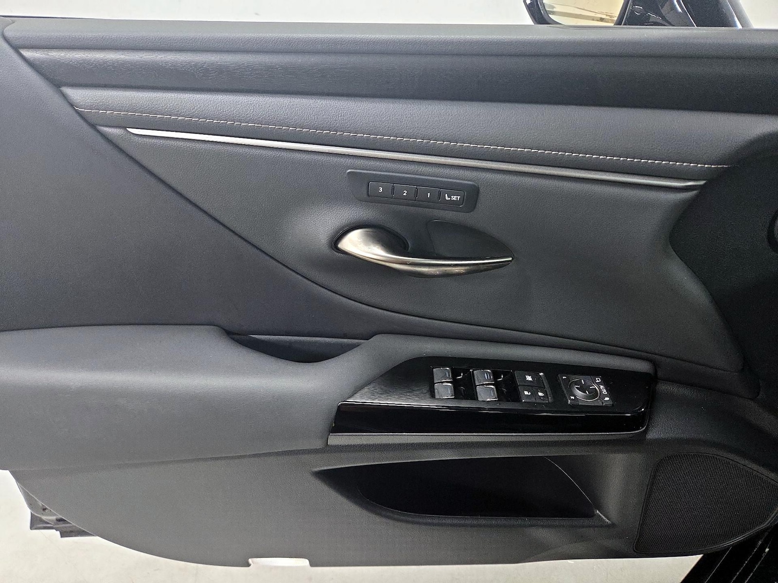 2024 Lexus ES Hybrid 300h - Photo 11