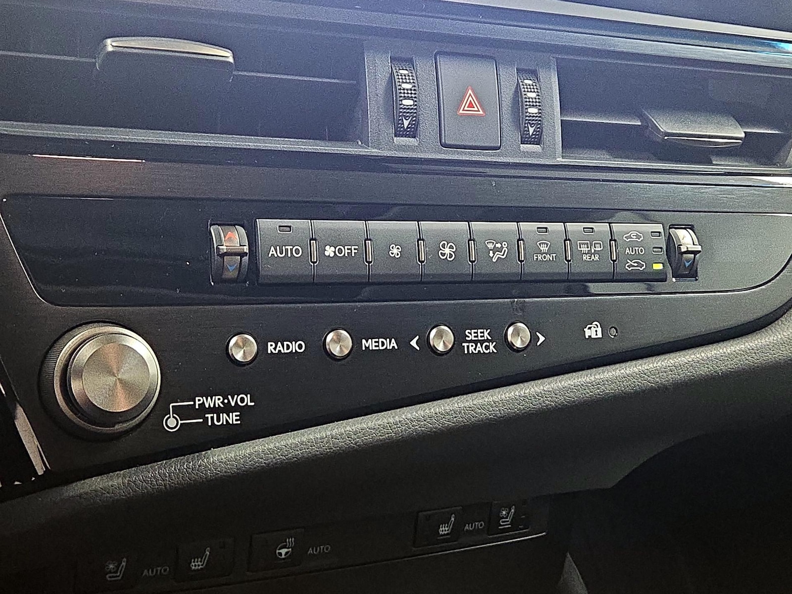 2024 Lexus ES Hybrid 300h - Photo 15