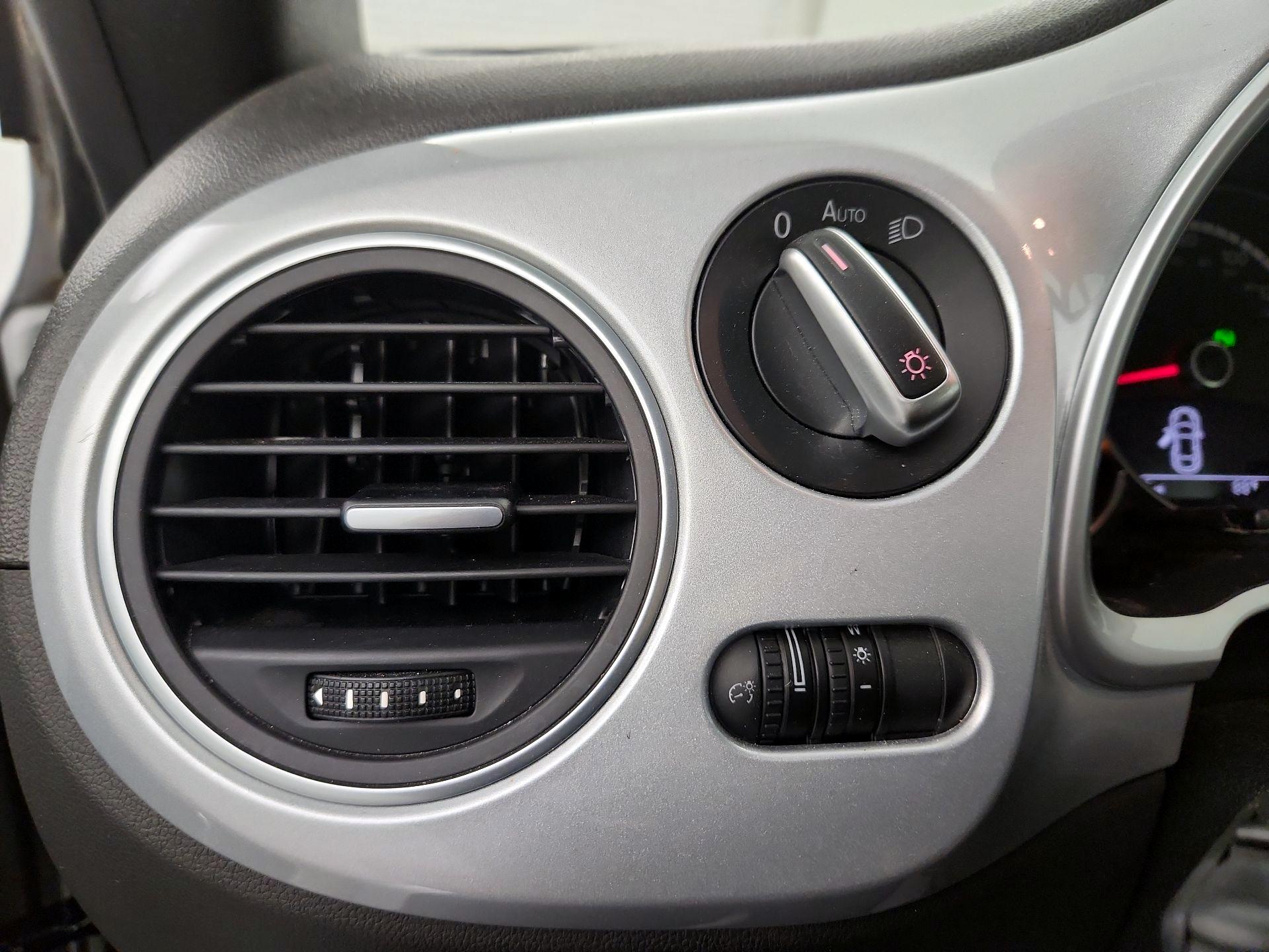 Thumbnail: 2016 Volkswagen Beetle - 13